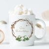 Auf dem Bild ist das Produkt: Weihnachtstasse Kranz Baumwolle mit Wunschnamen, Weihnachtskranz, personalisiertes Geschenk Geburtstag Kaffeetasse zum Preis von €18.9 abgebildet.