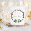 Auf dem Bild ist das Produkt: Weihnachtstasse Kranz Baumwolle mit Wunschnamen, Weihnachtskranz, personalisiertes Geschenk Geburtstag Kaffeetasse zum Preis von €18.9 abgebildet.