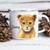 Emaille Campingbecher Kindertasse Löwe Lion Löwenkind personalisiert mit Wunschnamen Geschenk Geburtstag Auf dem Bild ist das Produkt: Emaille Campingbecher Kindertasse Löwe Lion Löwenkind personalisiert mit Wunschnamen Geschenk Geburtstag zum Preis von €18.9 abgebildet.