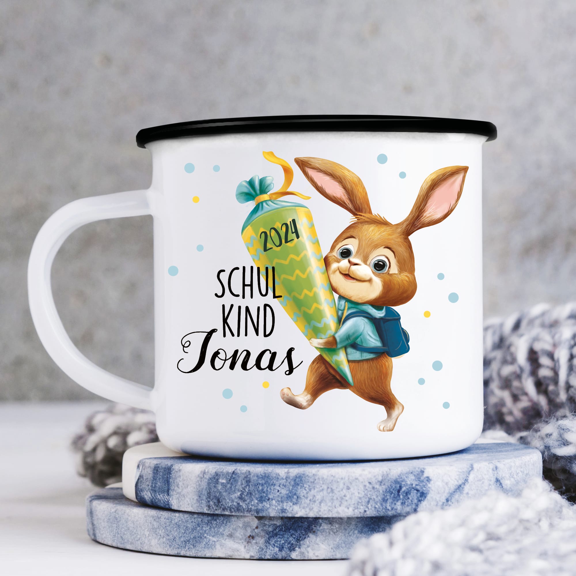 Auf dem Bild ist das Produkt: Kindertasse Emaille Becher Hase Schulkind Einschulung Geschenk Einschulungsgeschenk 300 ml Schule zum Preis von €18.9 abgebildet.