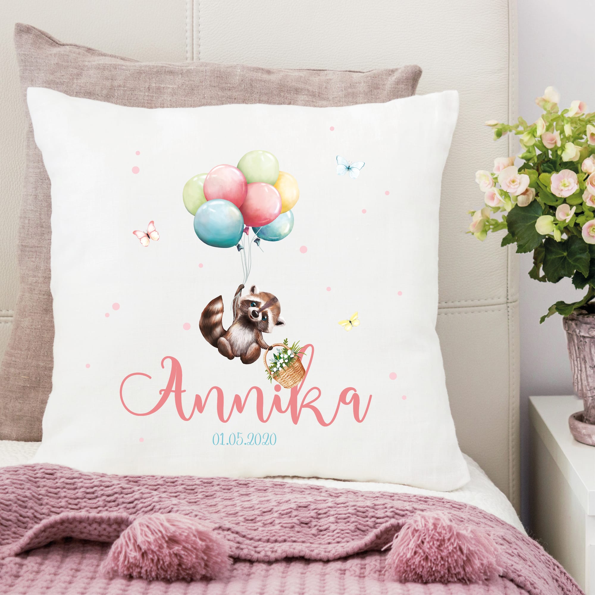 Auf dem Bild ist das Produkt: Kissen Geburt Waschbär mit Luftballons mit Namen und Geburtsdatum, Geschenk zur Geburt, personalisiertes Geburtskissen zum Preis von €16.90 abgebildet.