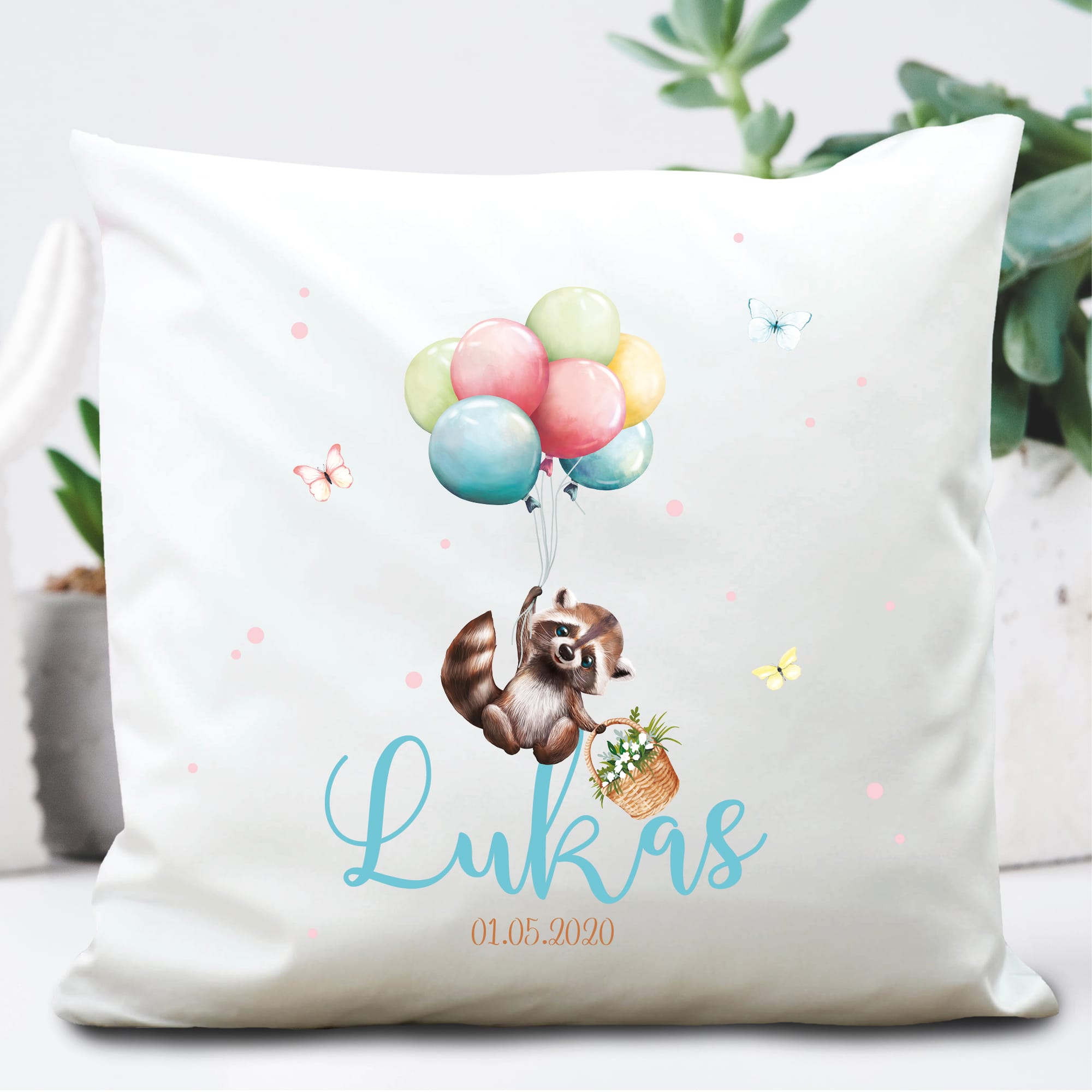 Auf dem Bild ist das Produkt: Kissen Geburt Waschbär mit Luftballons mit Namen und Geburtsdatum, Geschenk zur Geburt, personalisiertes Geburtskissen zum Preis von €16.90 abgebildet.
