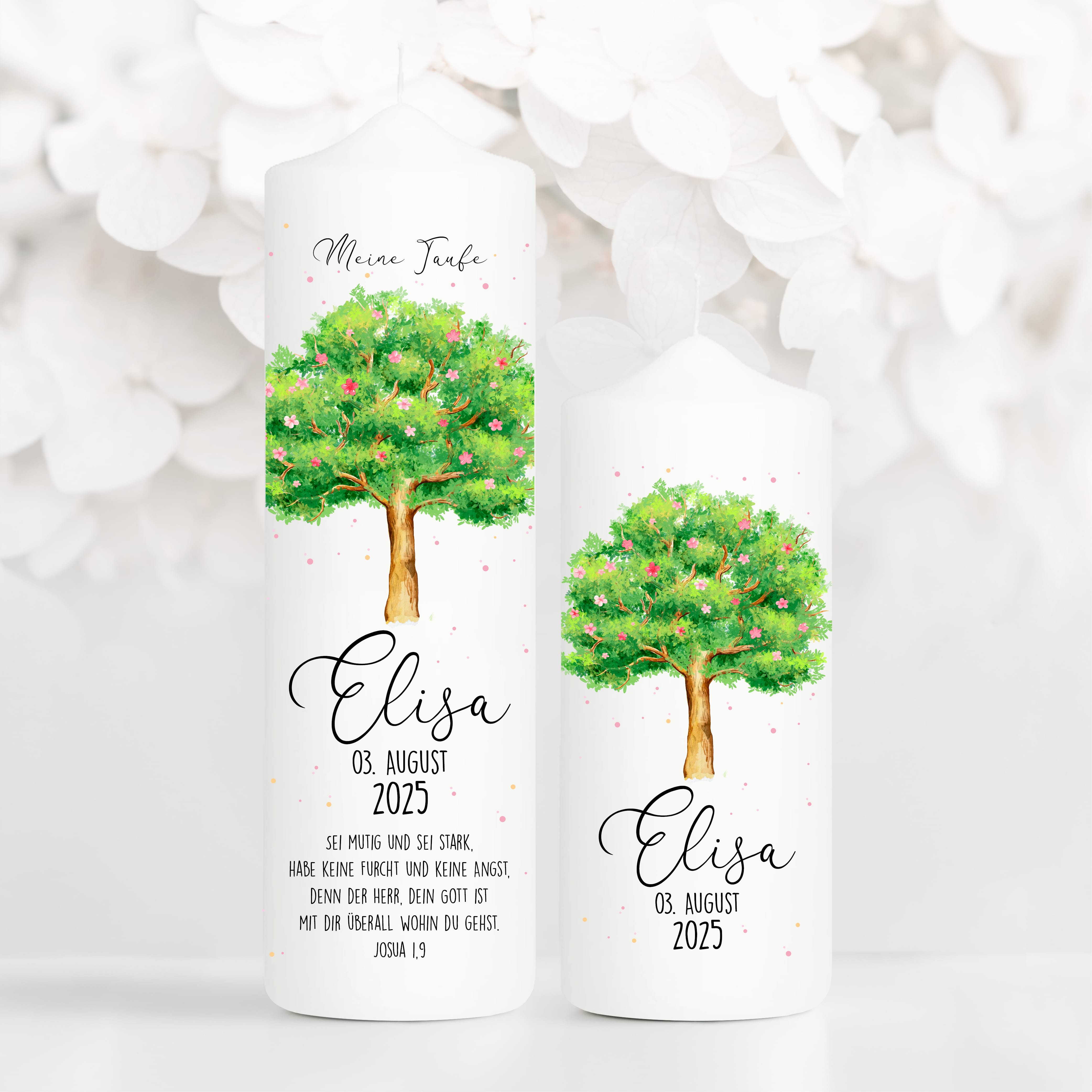 Auf dem Bild ist das Produkt: Taufkerze Junge/ Mädchen Lebensbaum Baum mit Blüten bedruckt mit Namen, Datum und auf Wunsch eigenem, vorgegebenem oder keinem Taufspruch zum Preis von €6.4 abgebildet.