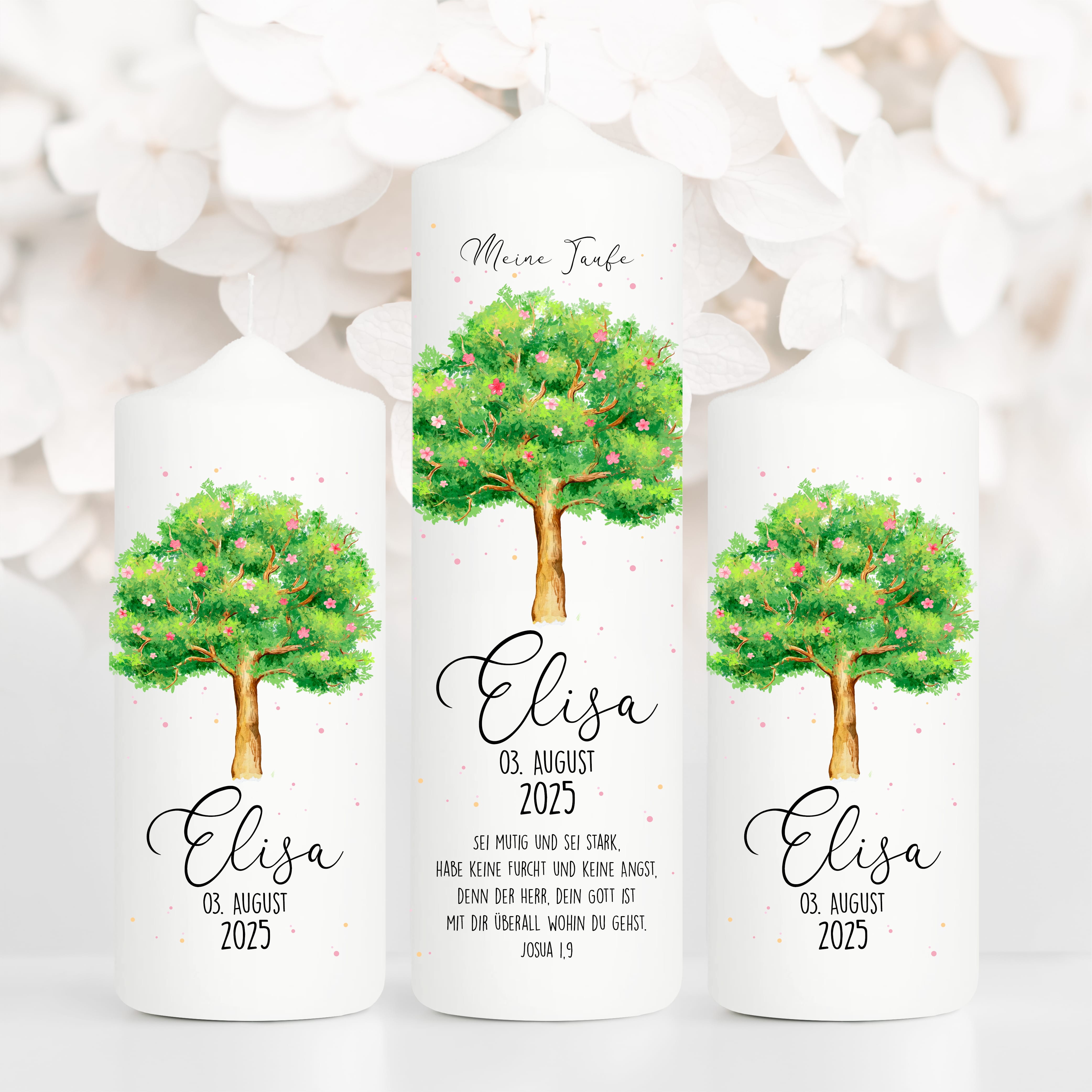 Auf dem Bild ist das Produkt: Taufkerze Junge/ Mädchen Lebensbaum Baum mit Blüten bedruckt mit Namen, Datum und auf Wunsch eigenem, vorgegebenem oder keinem Taufspruch zum Preis von €6.4 abgebildet.