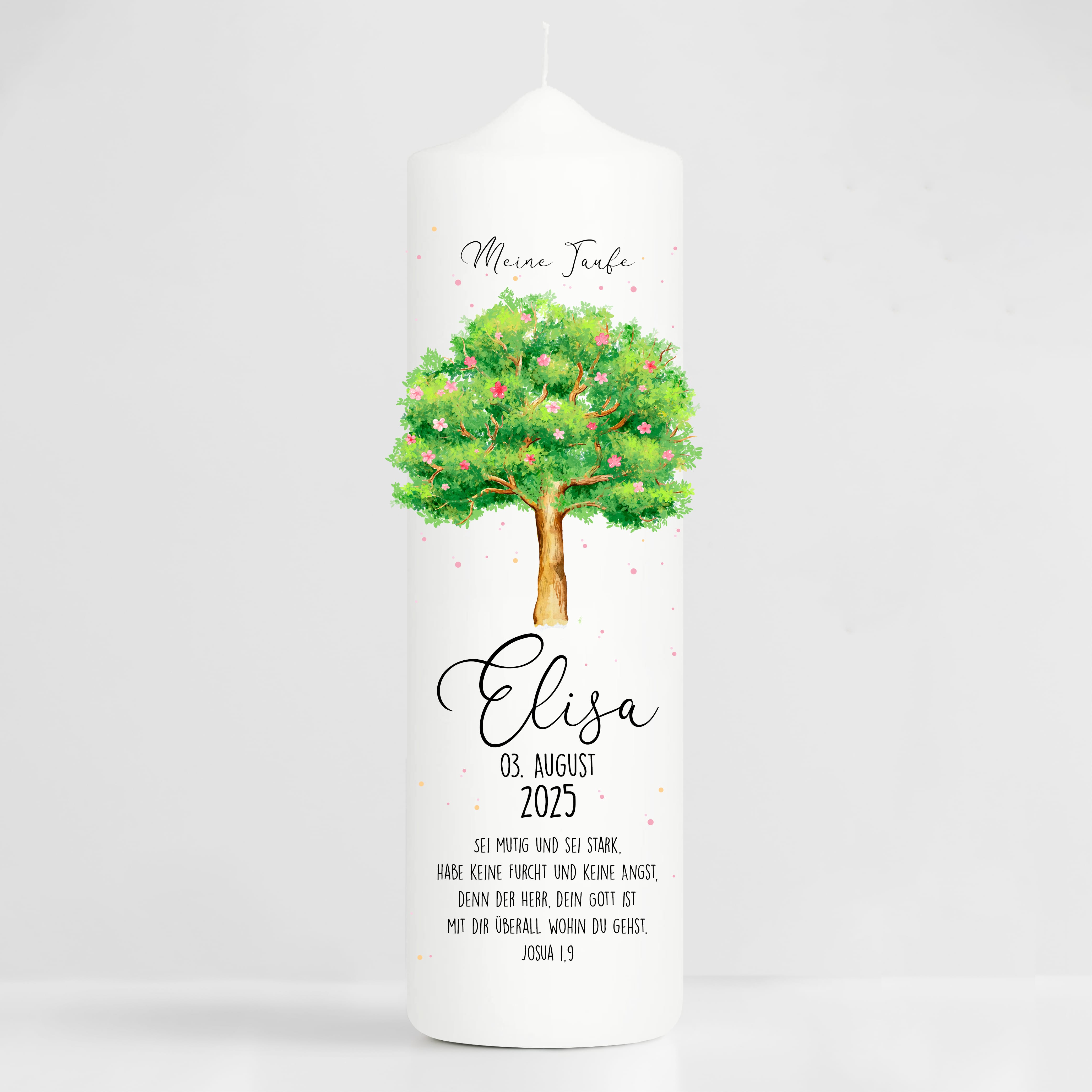 Auf dem Bild ist das Produkt: Taufkerze Junge/ Mädchen Lebensbaum Baum mit Blüten bedruckt mit Namen, Datum und auf Wunsch eigenem, vorgegebenem oder keinem Taufspruch zum Preis von €6.4 abgebildet.