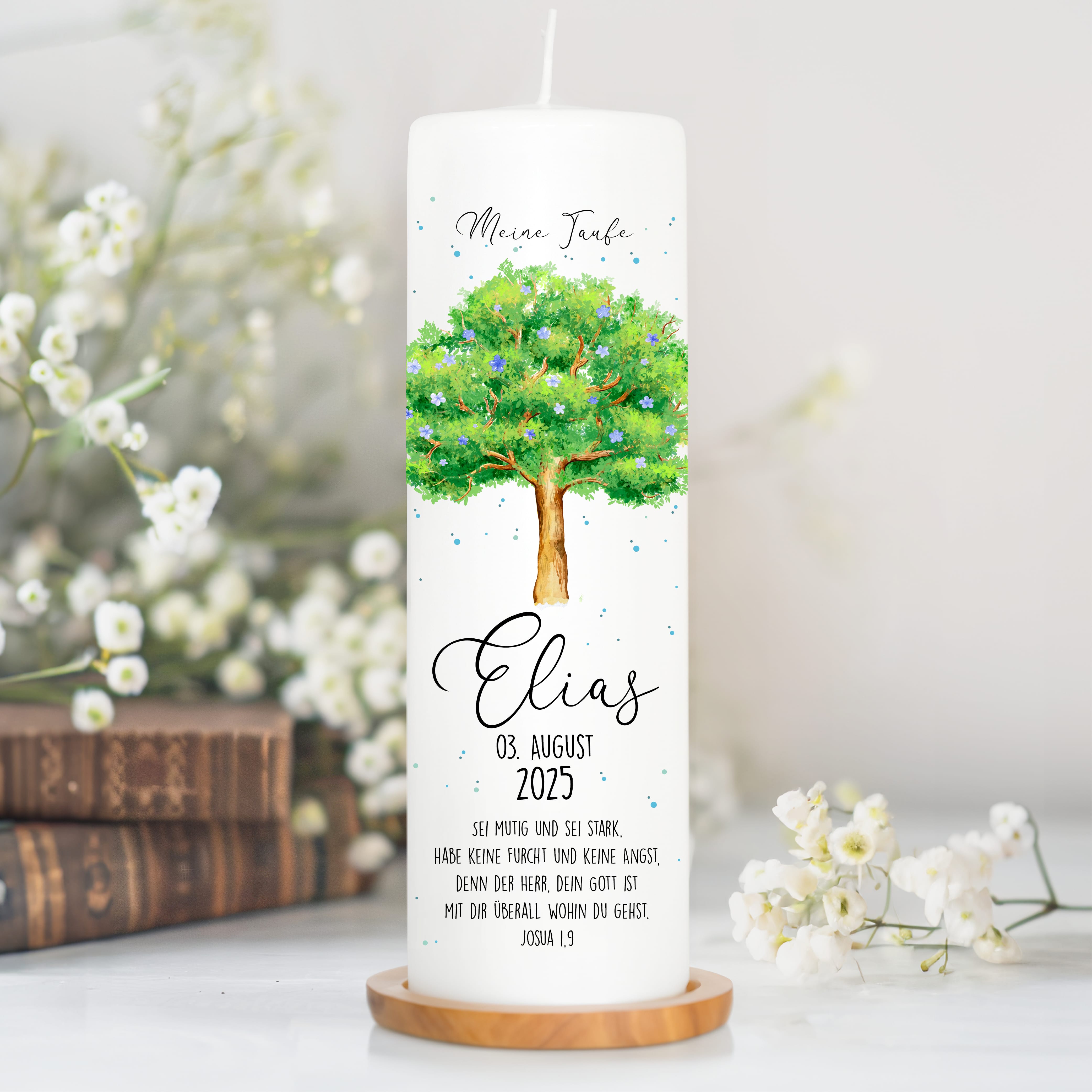 Auf dem Bild ist das Produkt: Taufkerze Junge/ Mädchen Lebensbaum Baum mit Blüten bedruckt mit Namen, Datum und auf Wunsch eigenem, vorgegebenem oder keinem Taufspruch zum Preis von €6.4 abgebildet.