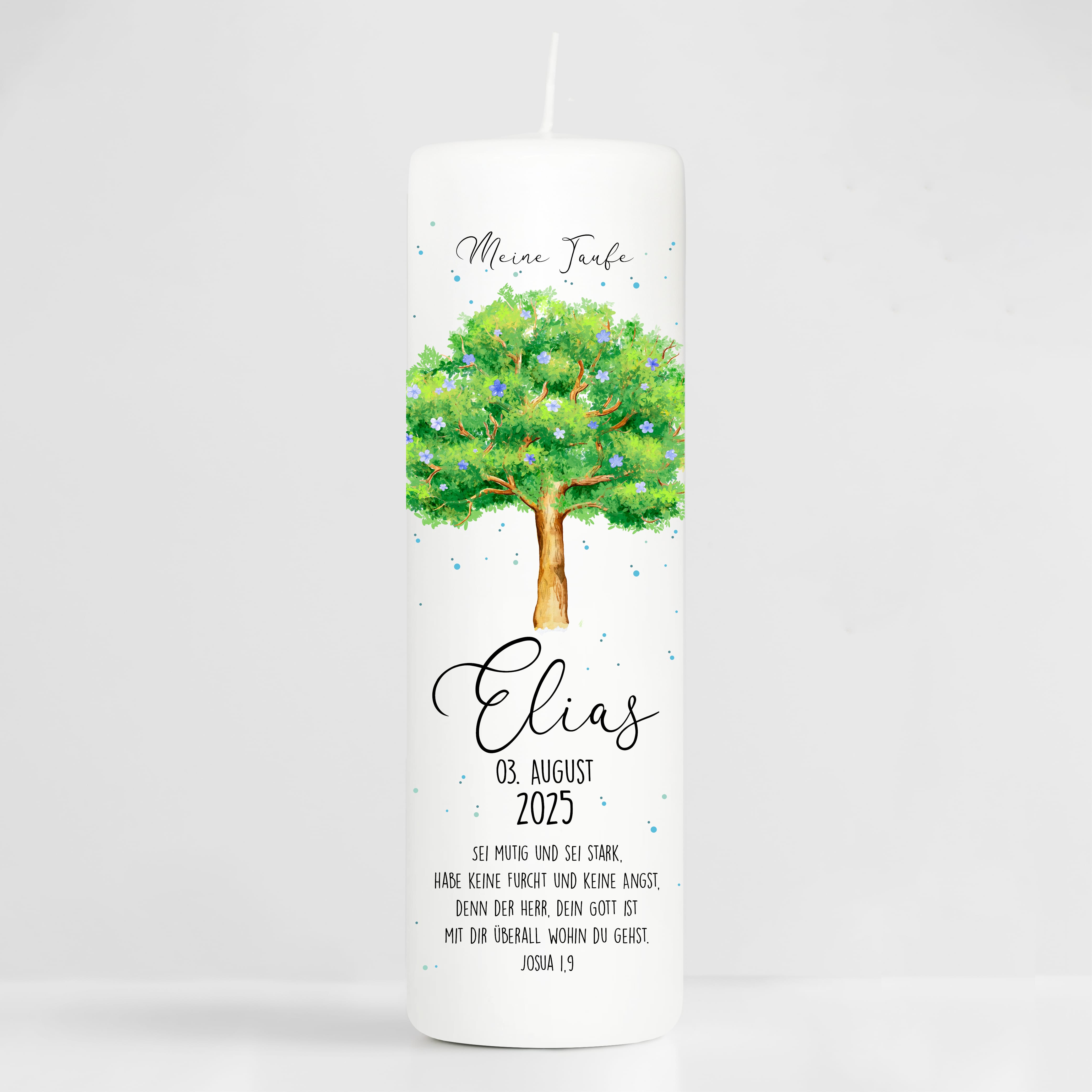Auf dem Bild ist das Produkt: Taufkerze Junge/ Mädchen Lebensbaum Baum mit Blüten bedruckt mit Namen, Datum und auf Wunsch eigenem, vorgegebenem oder keinem Taufspruch zum Preis von €6.4 abgebildet.