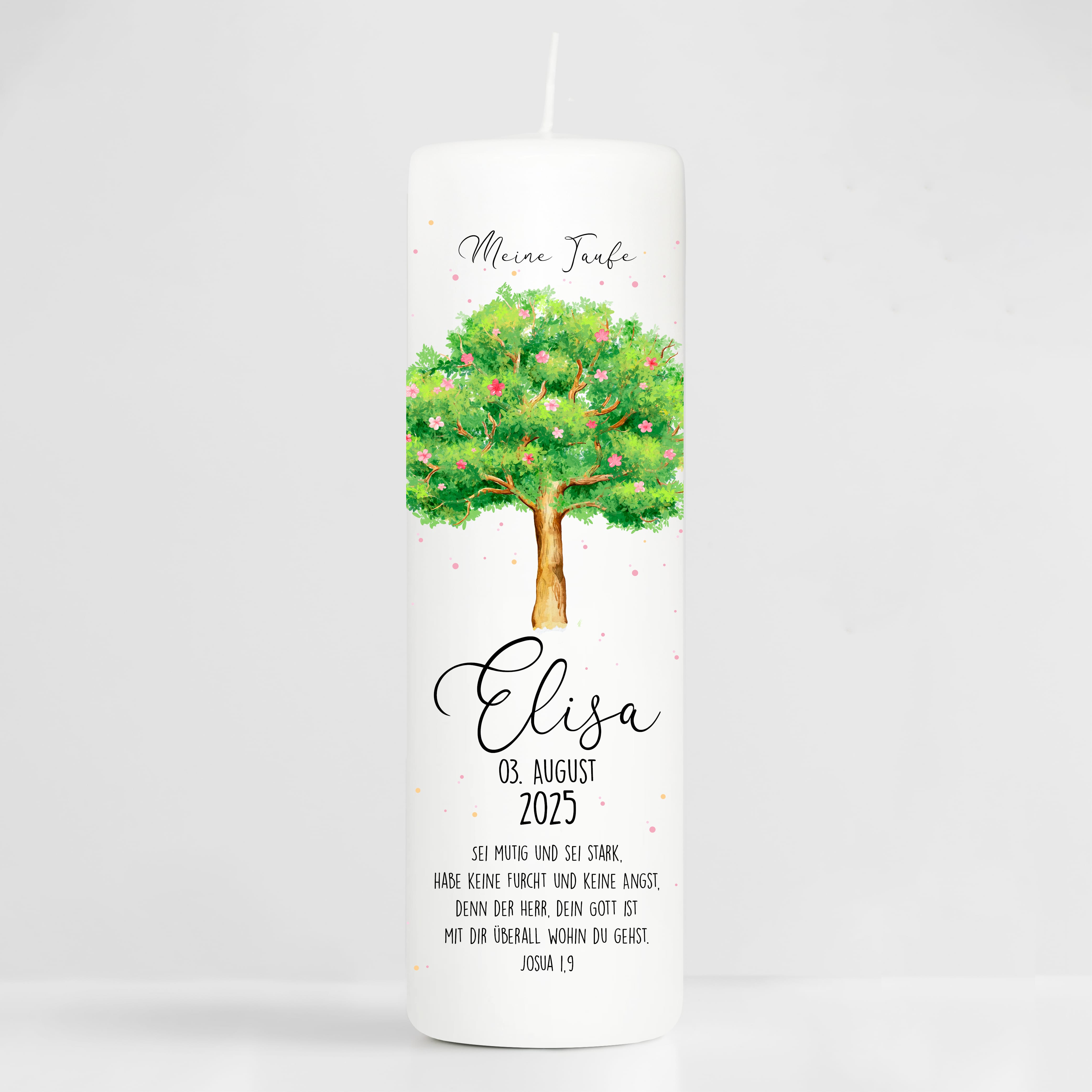 Auf dem Bild ist das Produkt: Taufkerze Junge/ Mädchen Lebensbaum Baum mit Blüten bedruckt mit Namen, Datum und auf Wunsch eigenem, vorgegebenem oder keinem Taufspruch zum Preis von €6.4 abgebildet.
