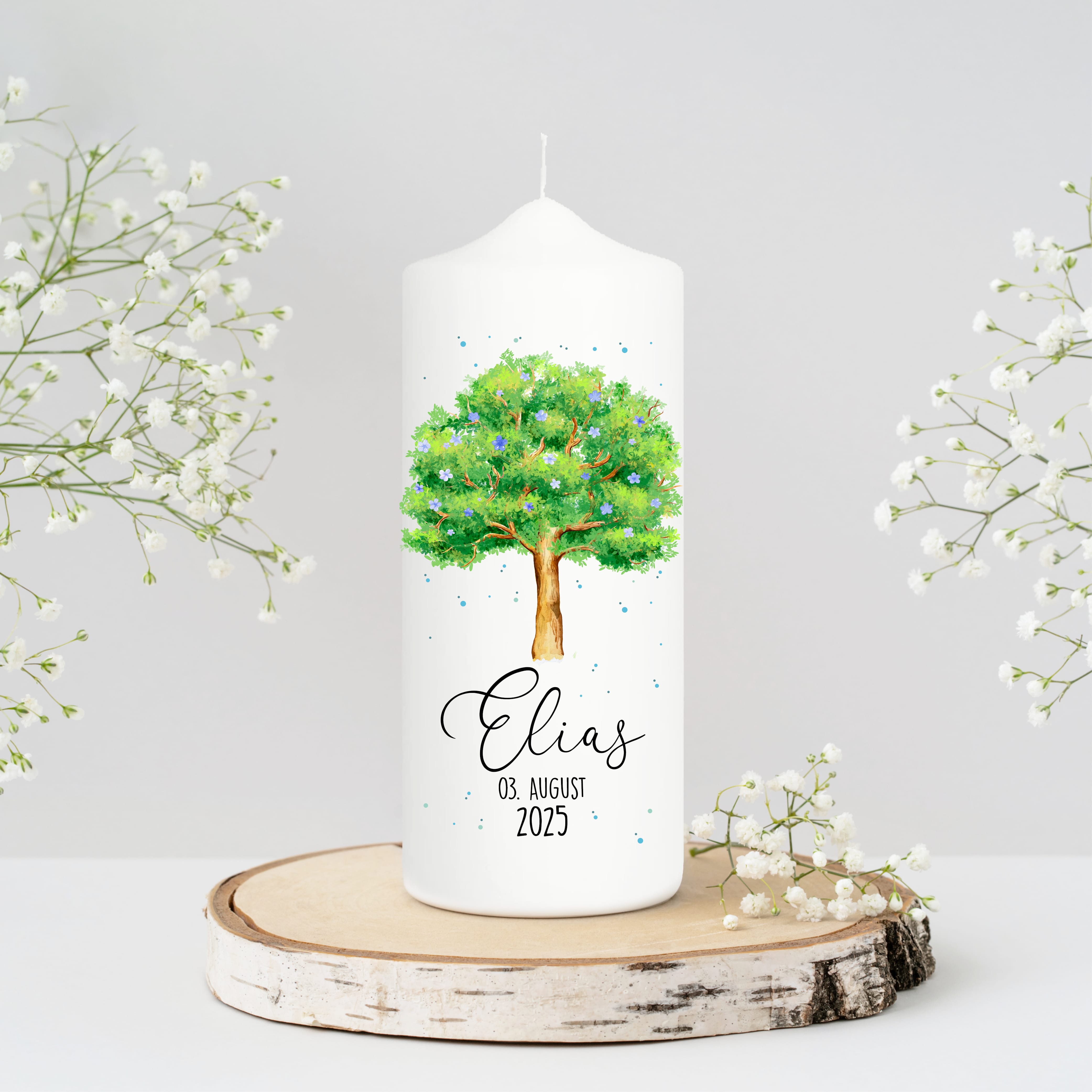 Auf dem Bild ist das Produkt: Taufkerze Junge/ Mädchen Lebensbaum Baum mit Blüten bedruckt mit Namen, Datum und auf Wunsch eigenem, vorgegebenem oder keinem Taufspruch zum Preis von €6.4 abgebildet.