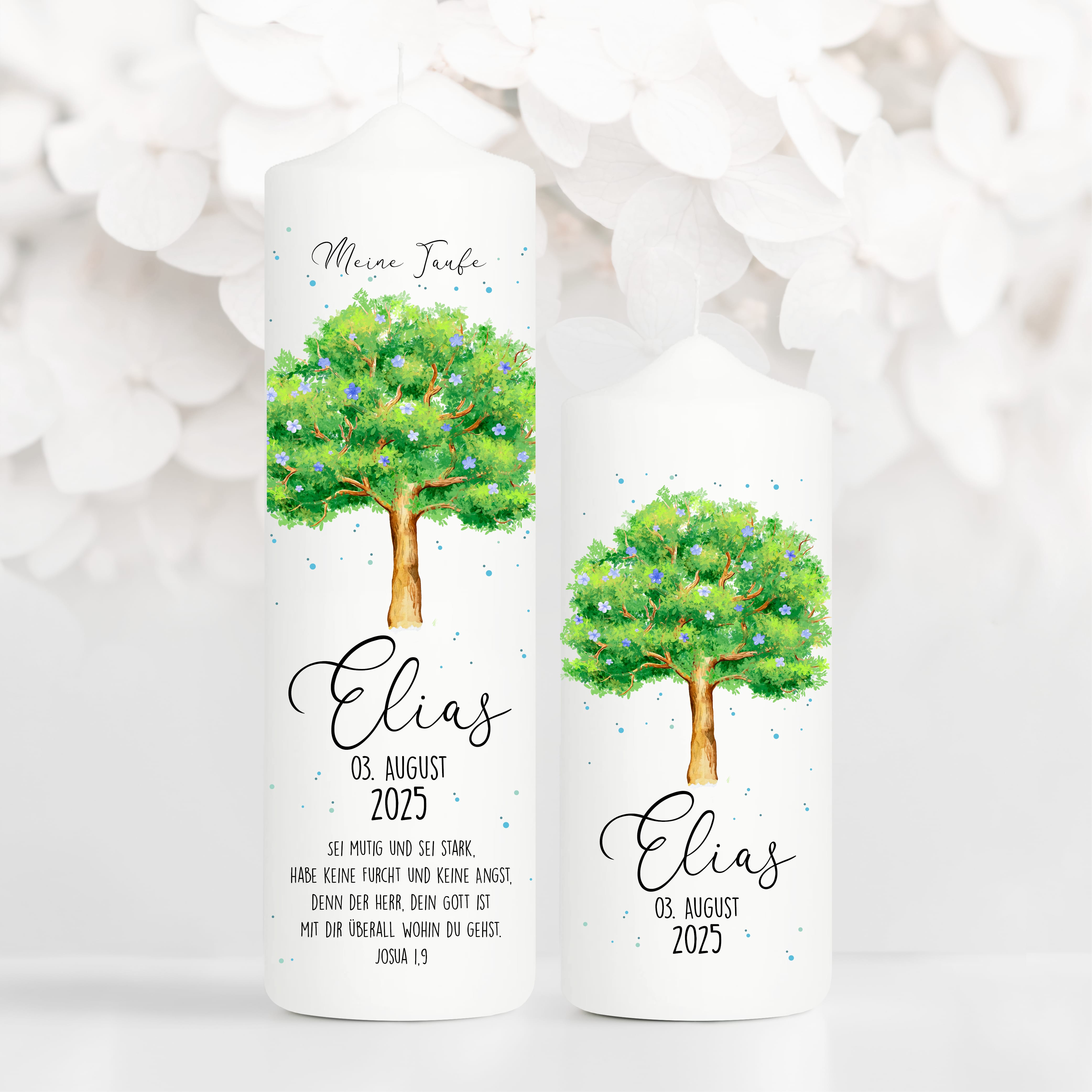 Auf dem Bild ist das Produkt: Taufkerze Junge/ Mädchen Lebensbaum Baum mit Blüten bedruckt mit Namen, Datum und auf Wunsch eigenem, vorgegebenem oder keinem Taufspruch zum Preis von €6.4 abgebildet.