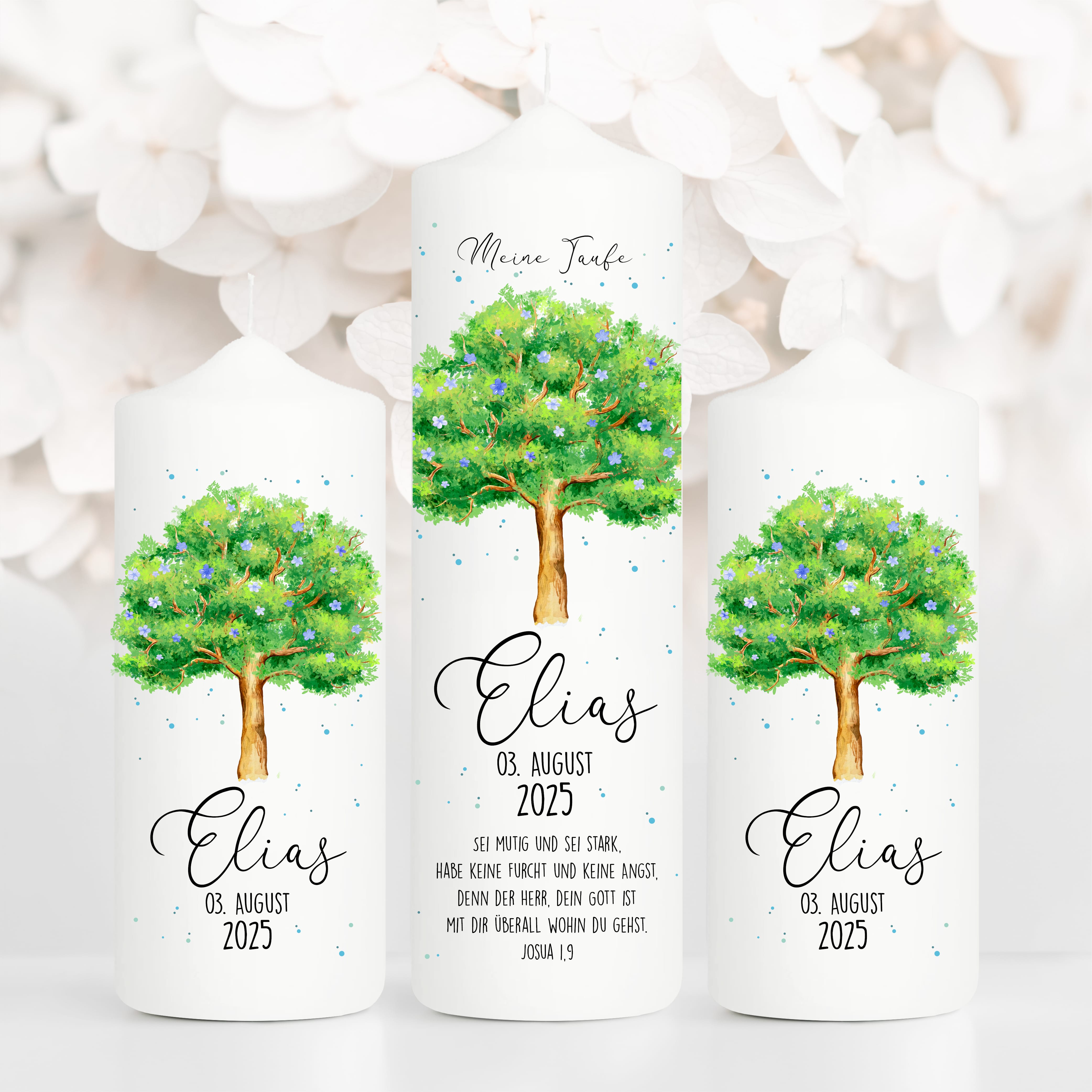 Auf dem Bild ist das Produkt: Taufkerze Junge/ Mädchen Lebensbaum Baum mit Blüten bedruckt mit Namen, Datum und auf Wunsch eigenem, vorgegebenem oder keinem Taufspruch zum Preis von €6.4 abgebildet.