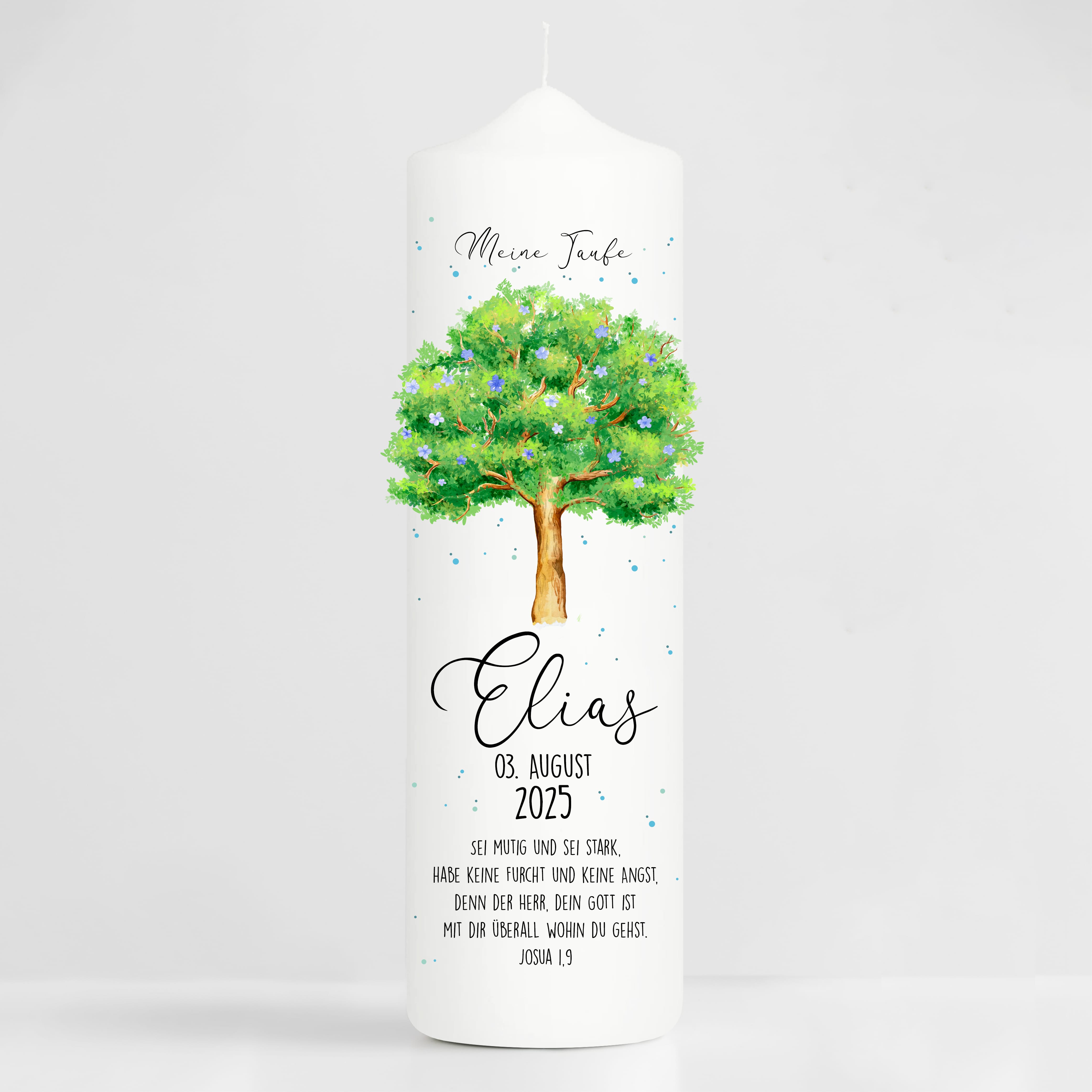 Auf dem Bild ist das Produkt: Taufkerze Junge/ Mädchen Lebensbaum Baum mit Blüten bedruckt mit Namen, Datum und auf Wunsch eigenem, vorgegebenem oder keinem Taufspruch zum Preis von €6.4 abgebildet.