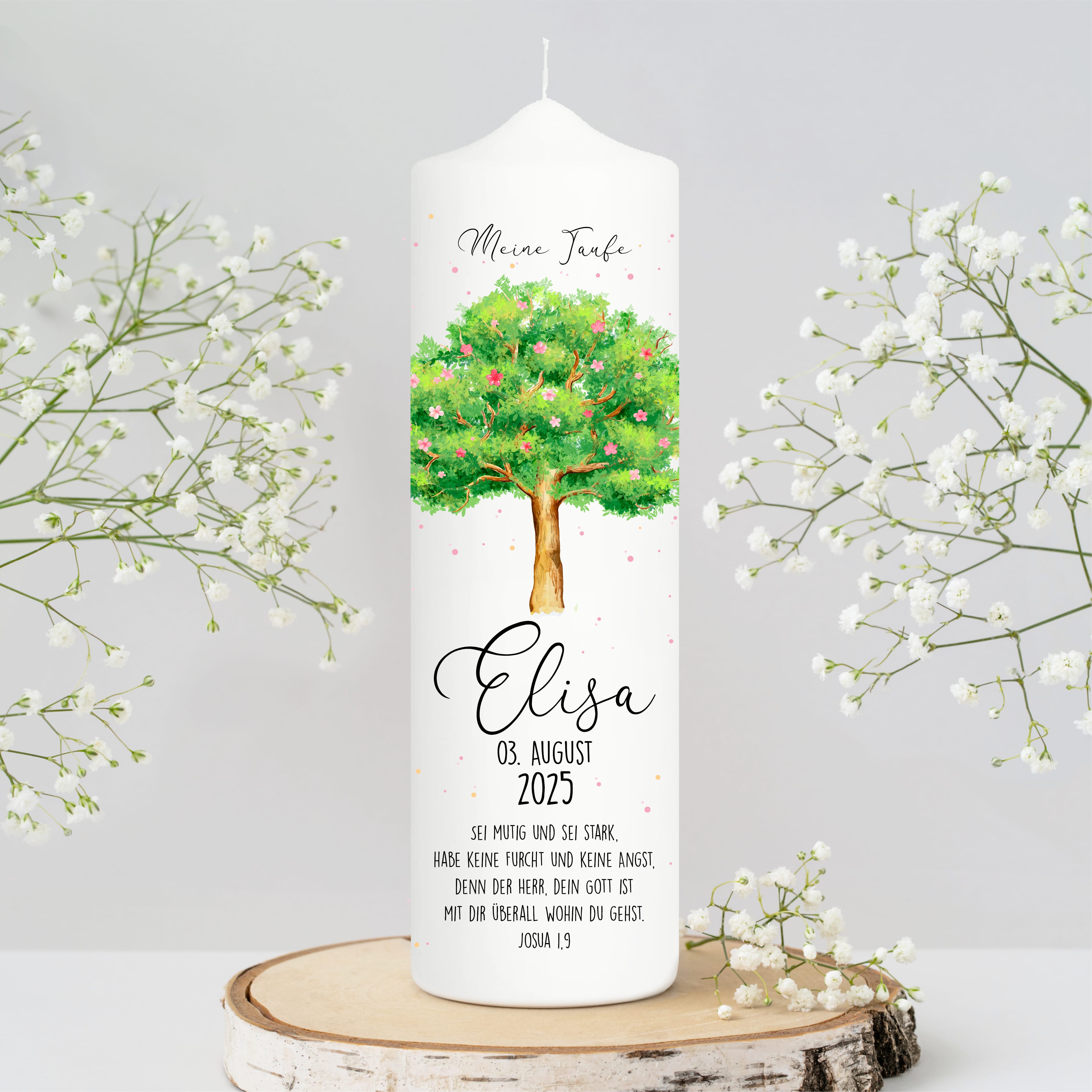 Auf dem Bild ist das Produkt: Taufkerze Junge/ Mädchen Lebensbaum Baum mit Blüten bedruckt mit Namen, Datum und auf Wunsch eigenem, vorgegebenem oder keinem Taufspruch zum Preis von €6.4 abgebildet.