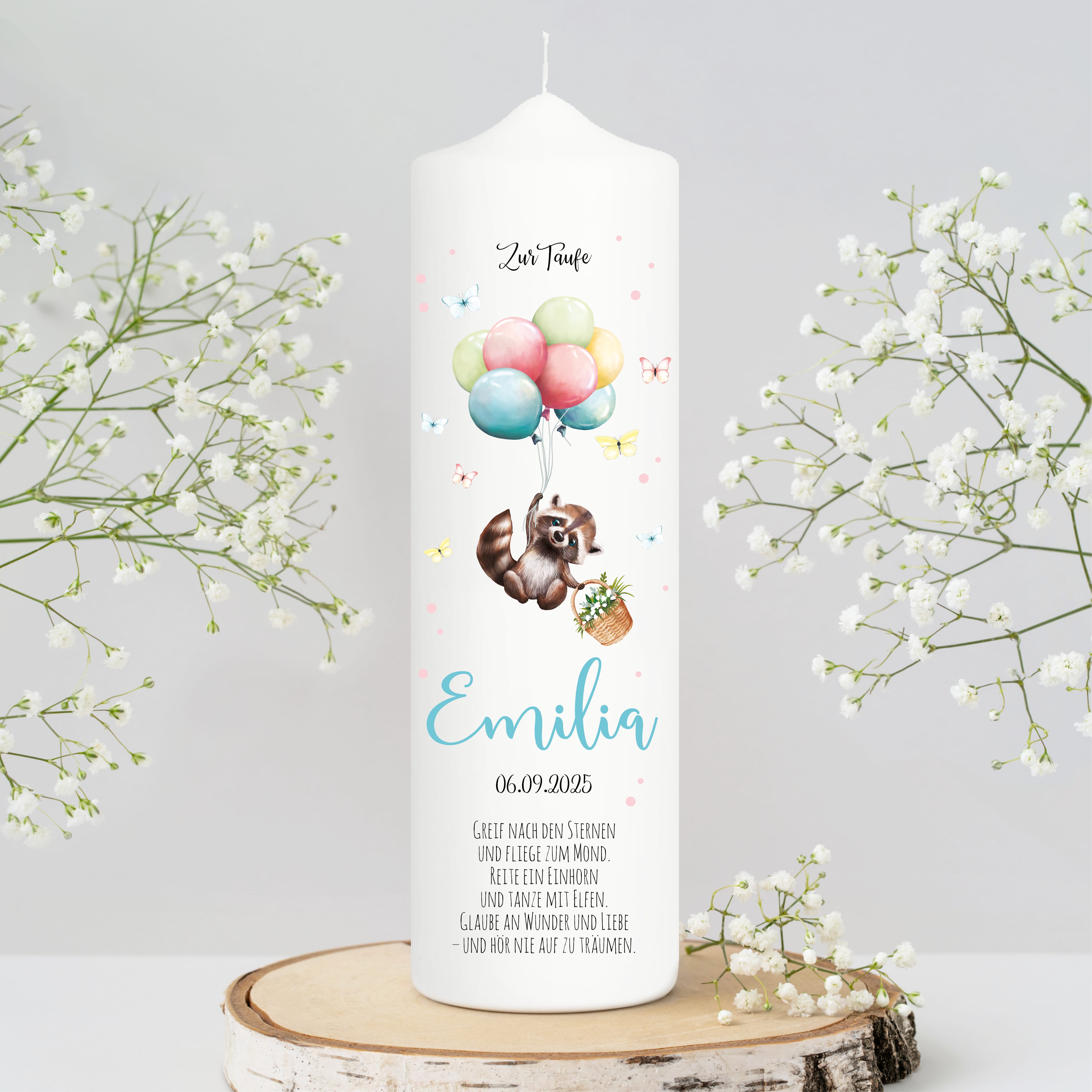 Auf dem Bild ist das Produkt: Taufkerze Junge Mädchen Baby Waschbär Ballon personalisierte Kerze zur Taufe mit Namen, Datum und eigenem, vorgegebenem oder keinem Taufspruch zum Preis von €6.4 abgebildet.