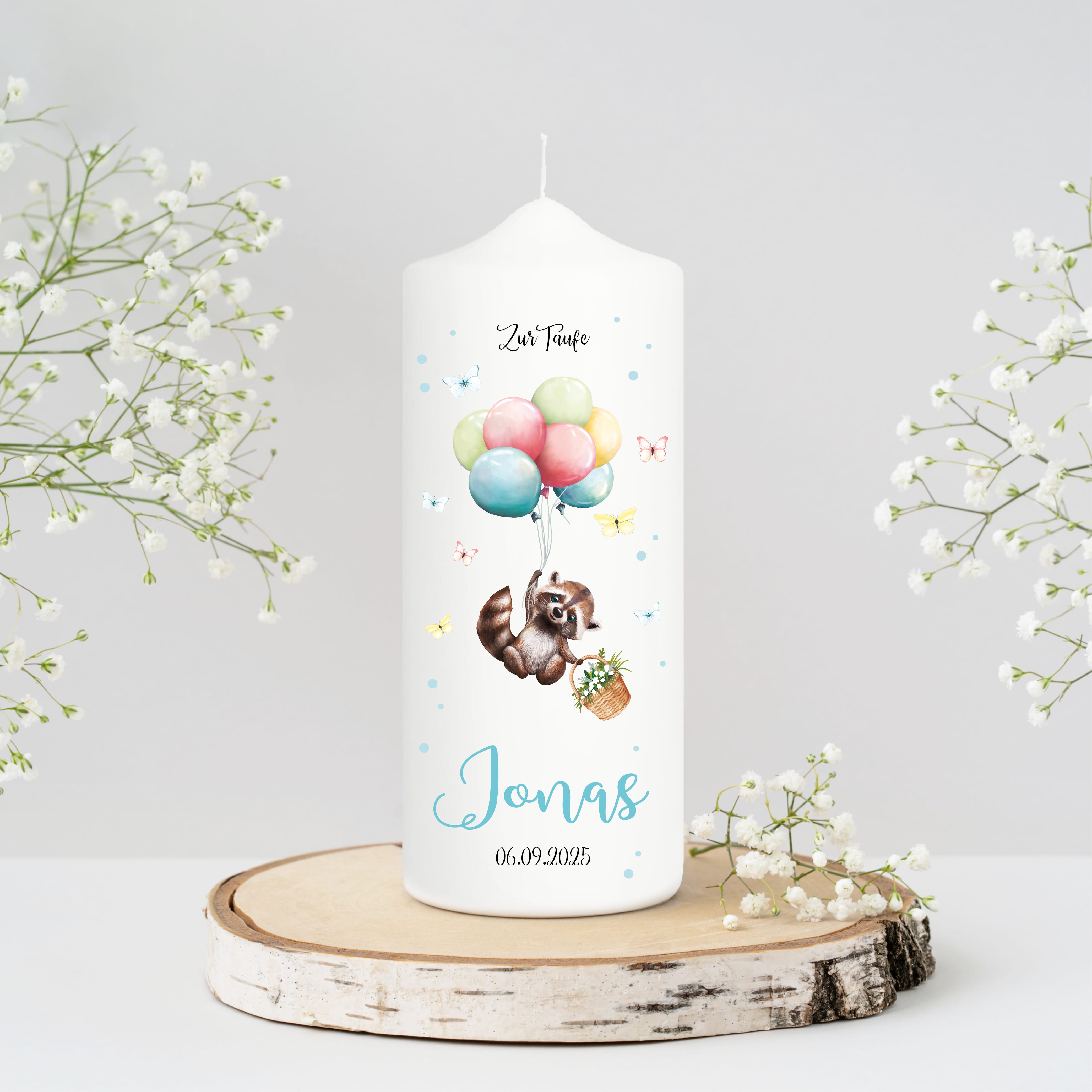 Auf dem Bild ist das Produkt: Taufkerze Junge Mädchen Baby Waschbär Ballon personalisierte Kerze zur Taufe mit Namen, Datum und eigenem, vorgegebenem oder keinem Taufspruch zum Preis von €6.4 abgebildet.