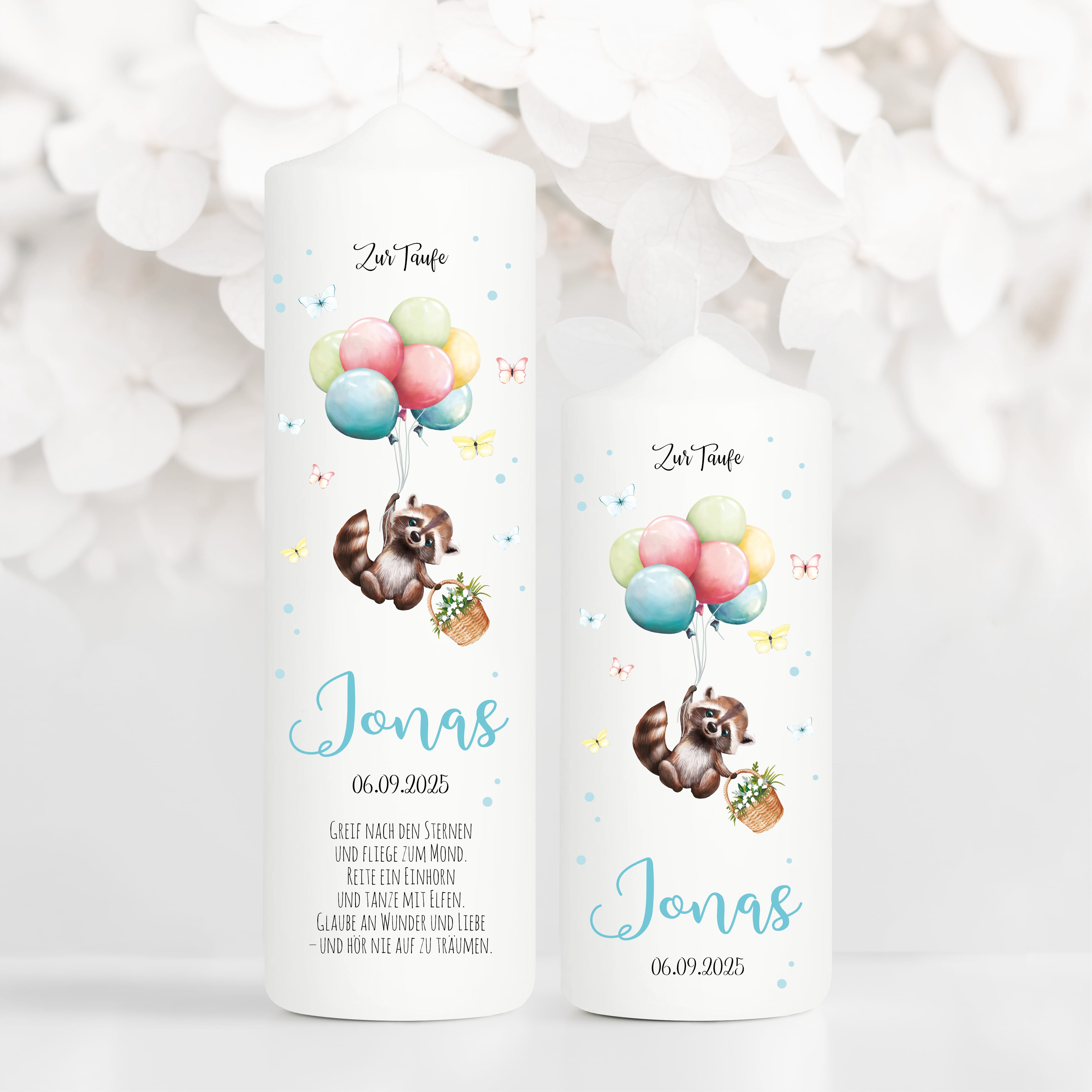 Auf dem Bild ist das Produkt: Taufkerze Junge Mädchen Baby Waschbär Ballon personalisierte Kerze zur Taufe mit Namen, Datum und eigenem, vorgegebenem oder keinem Taufspruch zum Preis von €6.4 abgebildet.