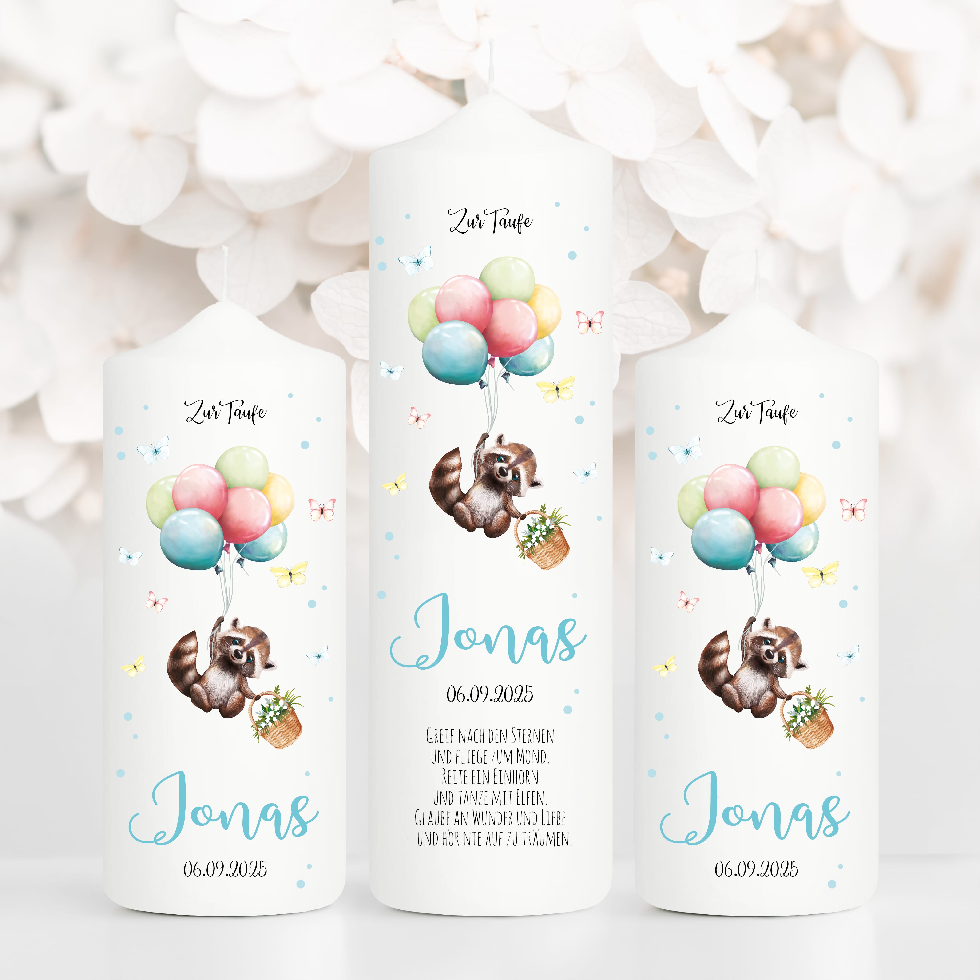 Auf dem Bild ist das Produkt: Taufkerze Junge Mädchen Baby Waschbär Ballon personalisierte Kerze zur Taufe mit Namen, Datum und eigenem, vorgegebenem oder keinem Taufspruch zum Preis von €6.4 abgebildet.