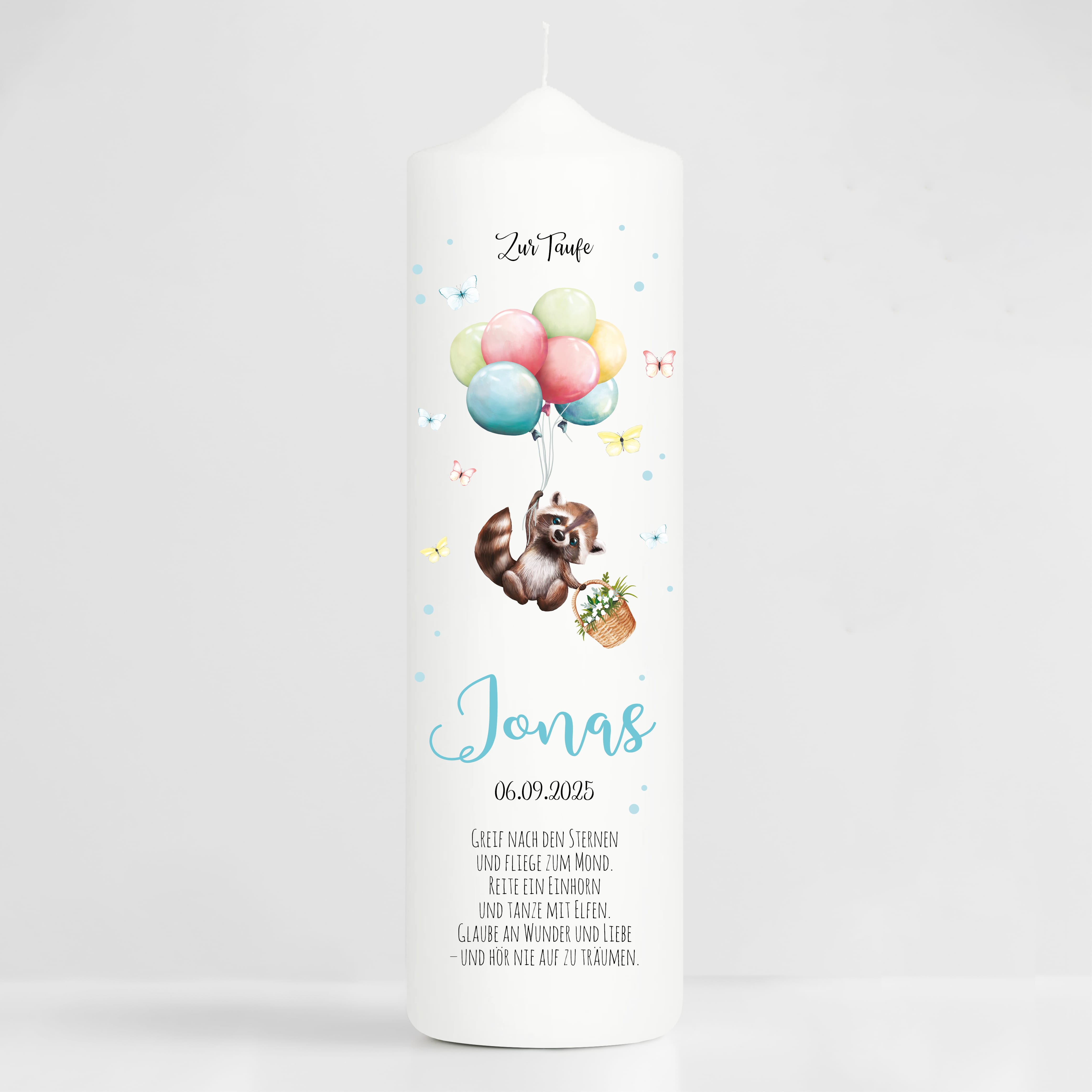 Auf dem Bild ist das Produkt: Taufkerze Junge Mädchen Baby Waschbär Ballon personalisierte Kerze zur Taufe mit Namen, Datum und eigenem, vorgegebenem oder keinem Taufspruch zum Preis von €6.4 abgebildet.