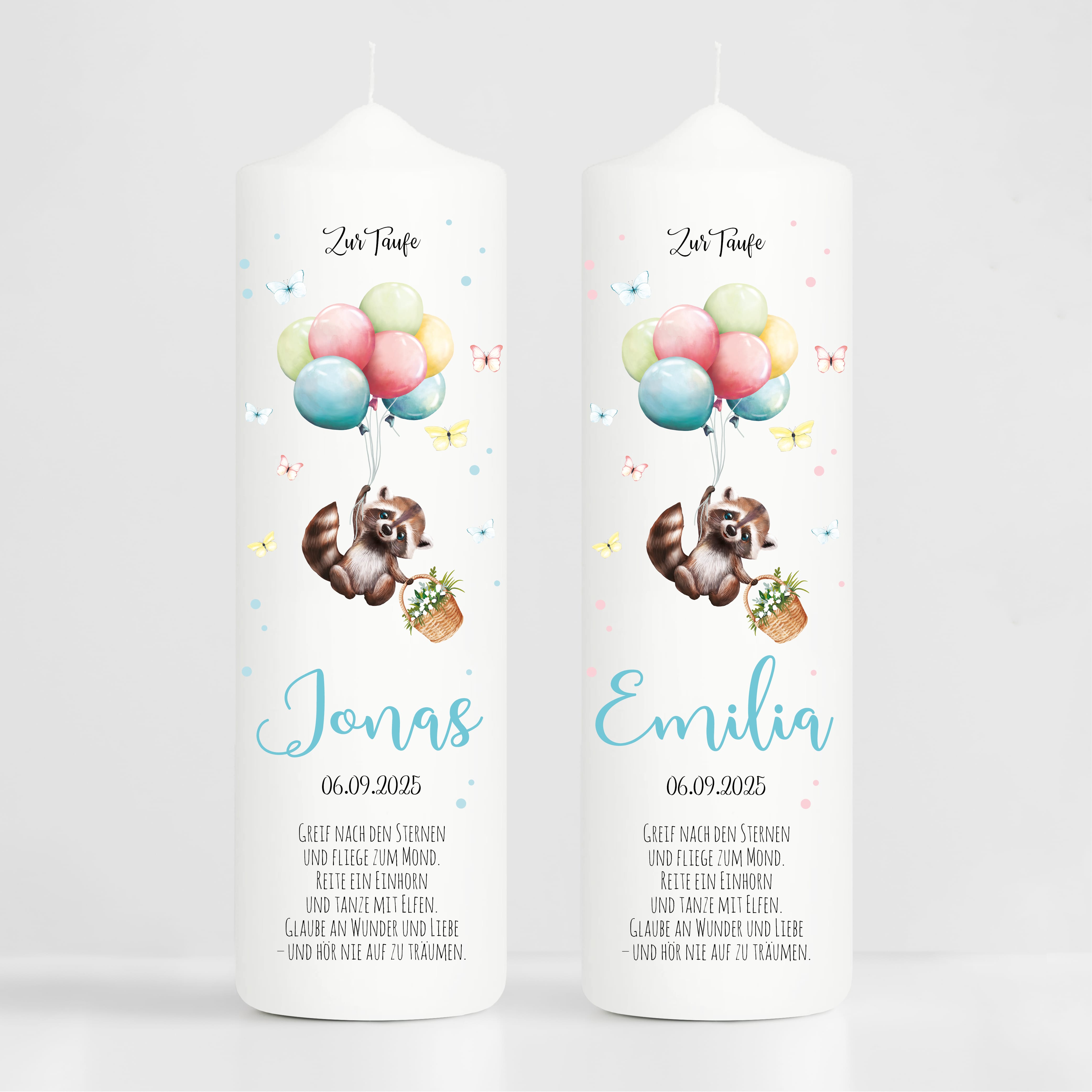 Auf dem Bild ist das Produkt: Taufkerze Junge Mädchen Baby Waschbär Ballon personalisierte Kerze zur Taufe mit Namen, Datum und eigenem, vorgegebenem oder keinem Taufspruch zum Preis von €6.4 abgebildet.