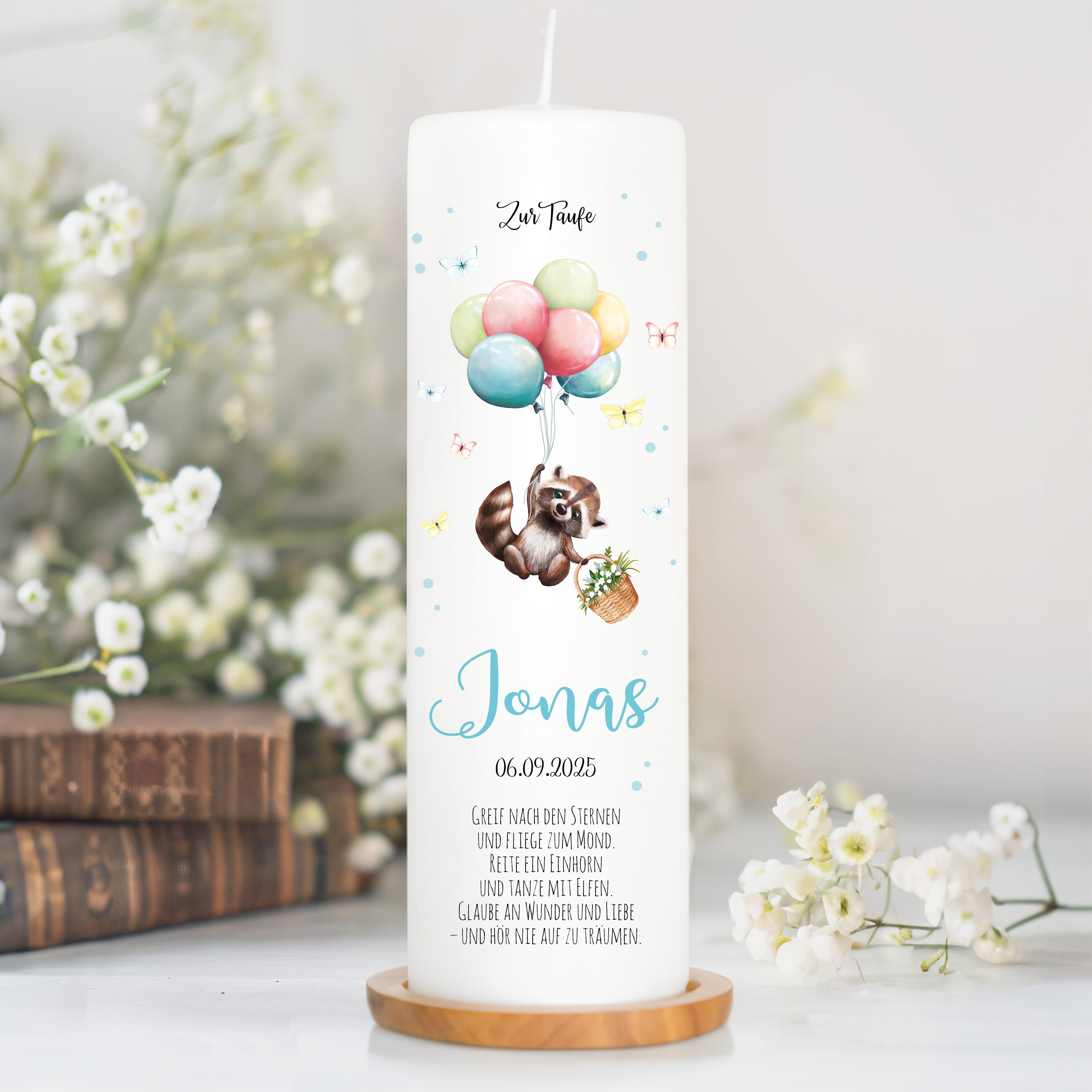 Auf dem Bild ist das Produkt: Taufkerze Junge Mädchen Baby Waschbär Ballon personalisierte Kerze zur Taufe mit Namen, Datum und eigenem, vorgegebenem oder keinem Taufspruch zum Preis von €6.4 abgebildet.