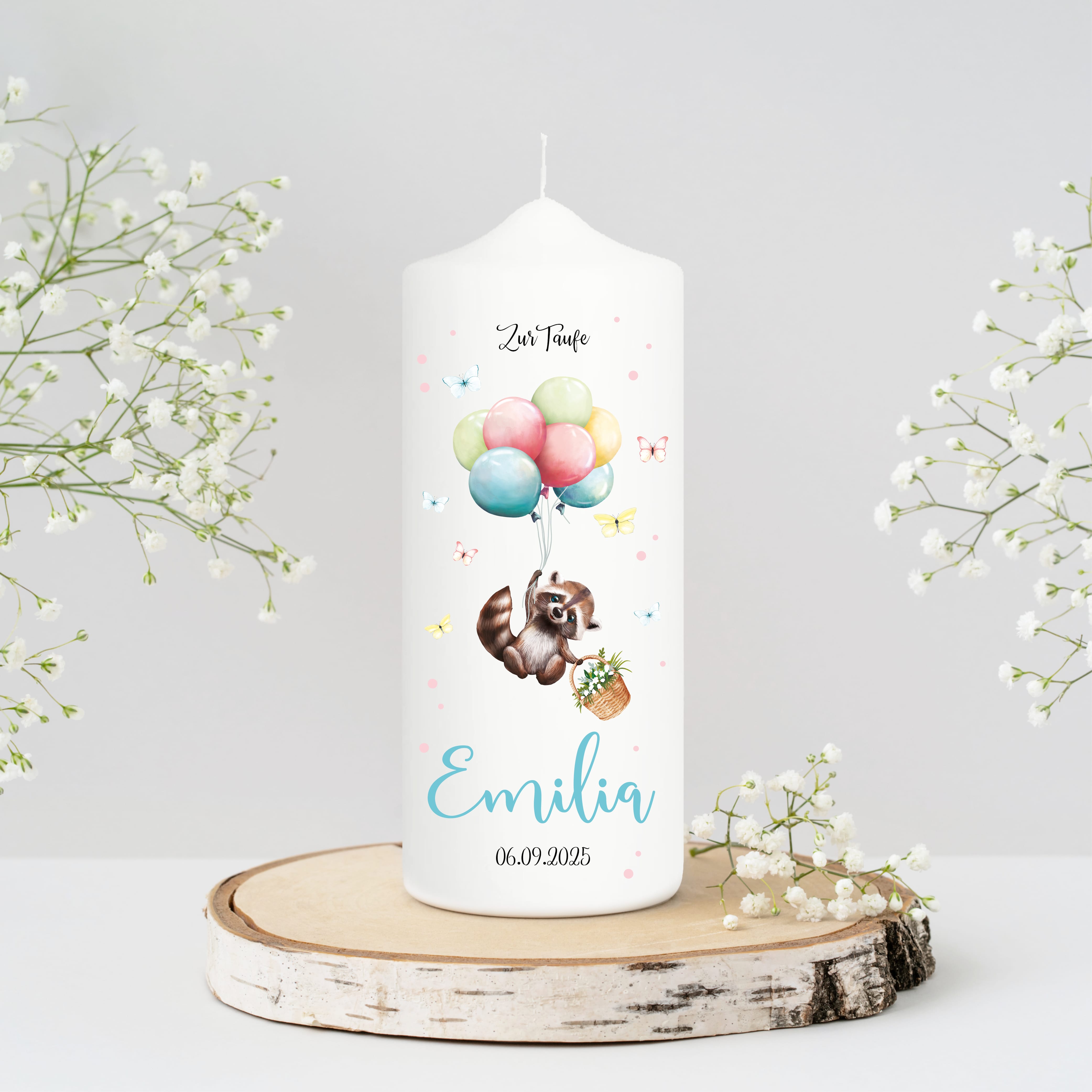 Auf dem Bild ist das Produkt: Taufkerze Junge Mädchen Baby Waschbär Ballon personalisierte Kerze zur Taufe mit Namen, Datum und eigenem, vorgegebenem oder keinem Taufspruch zum Preis von €6.4 abgebildet.