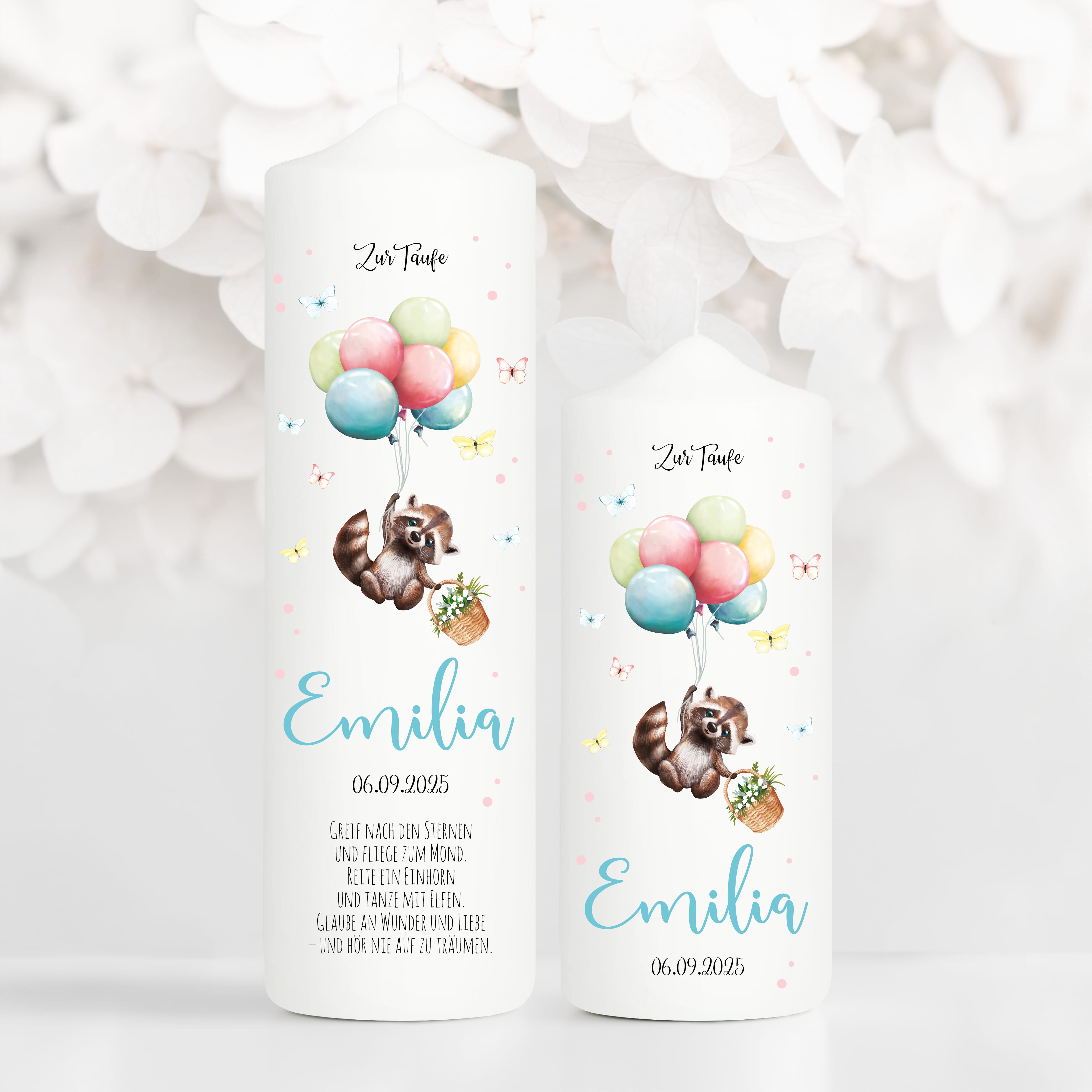 Auf dem Bild ist das Produkt: Taufkerze Junge Mädchen Baby Waschbär Ballon personalisierte Kerze zur Taufe mit Namen, Datum und eigenem, vorgegebenem oder keinem Taufspruch zum Preis von €6.4 abgebildet.