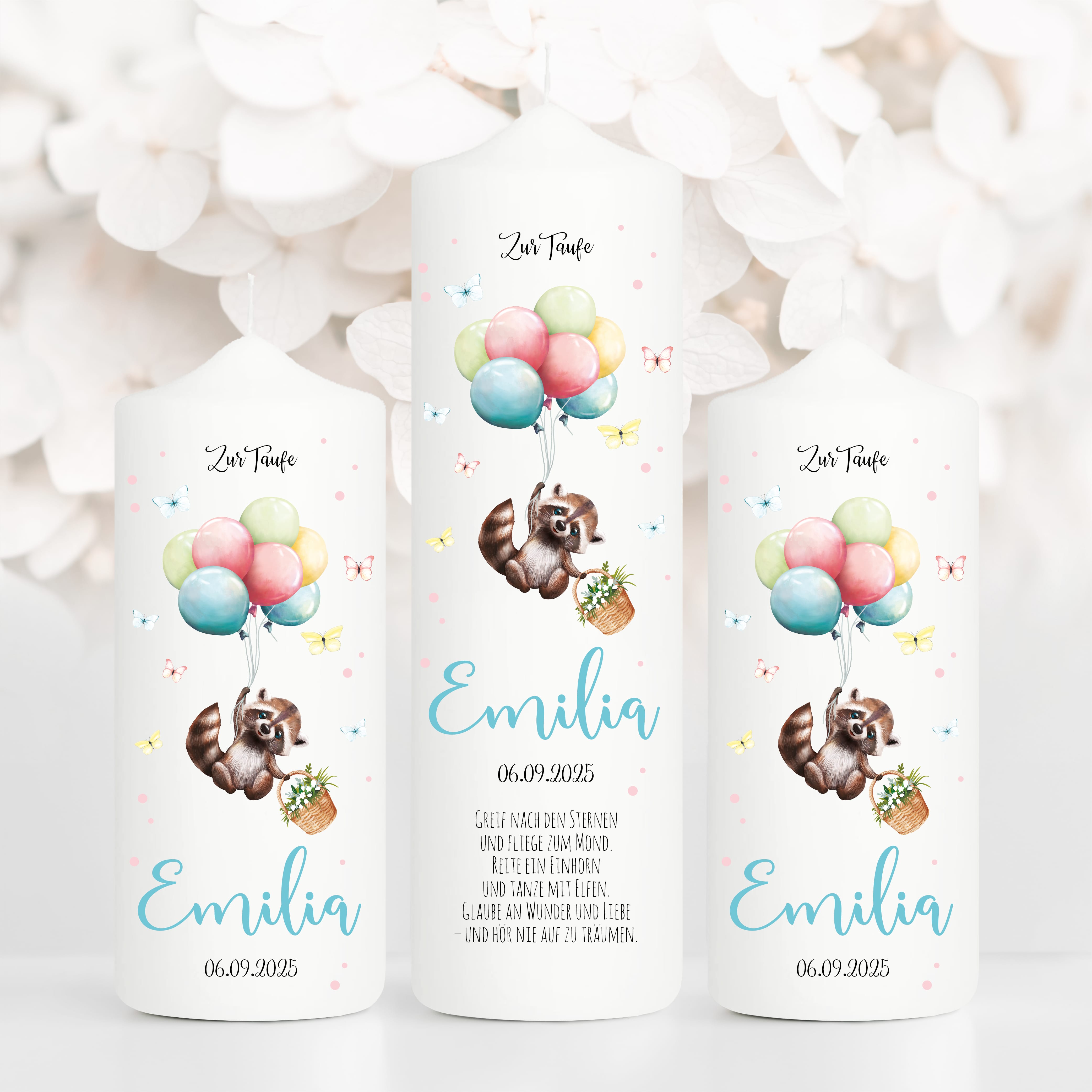 Auf dem Bild ist das Produkt: Taufkerze Junge Mädchen Baby Waschbär Ballon personalisierte Kerze zur Taufe mit Namen, Datum und eigenem, vorgegebenem oder keinem Taufspruch zum Preis von €6.4 abgebildet.