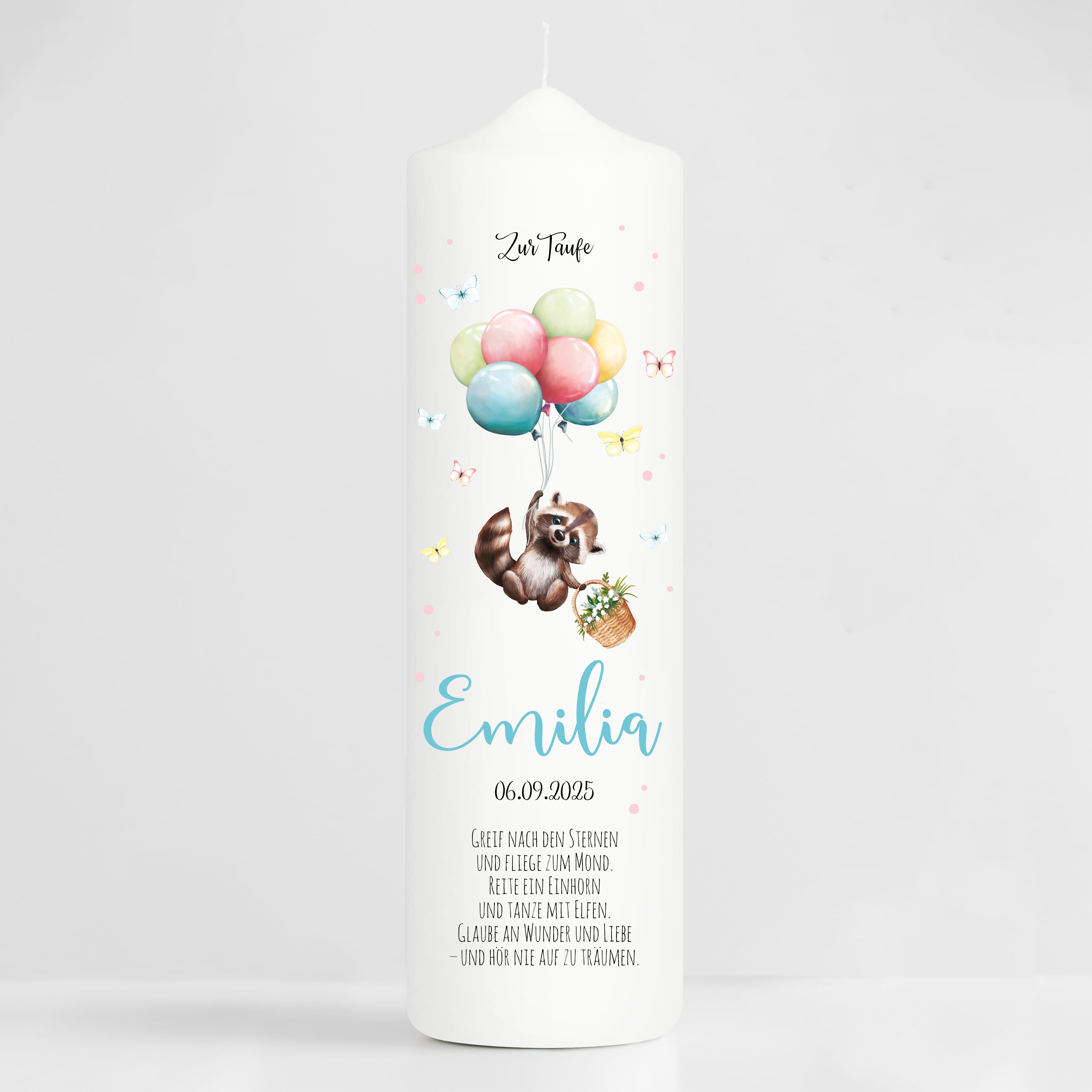 Auf dem Bild ist das Produkt: Taufkerze Junge Mädchen Baby Waschbär Ballon personalisierte Kerze zur Taufe mit Namen, Datum und eigenem, vorgegebenem oder keinem Taufspruch zum Preis von €6.4 abgebildet.