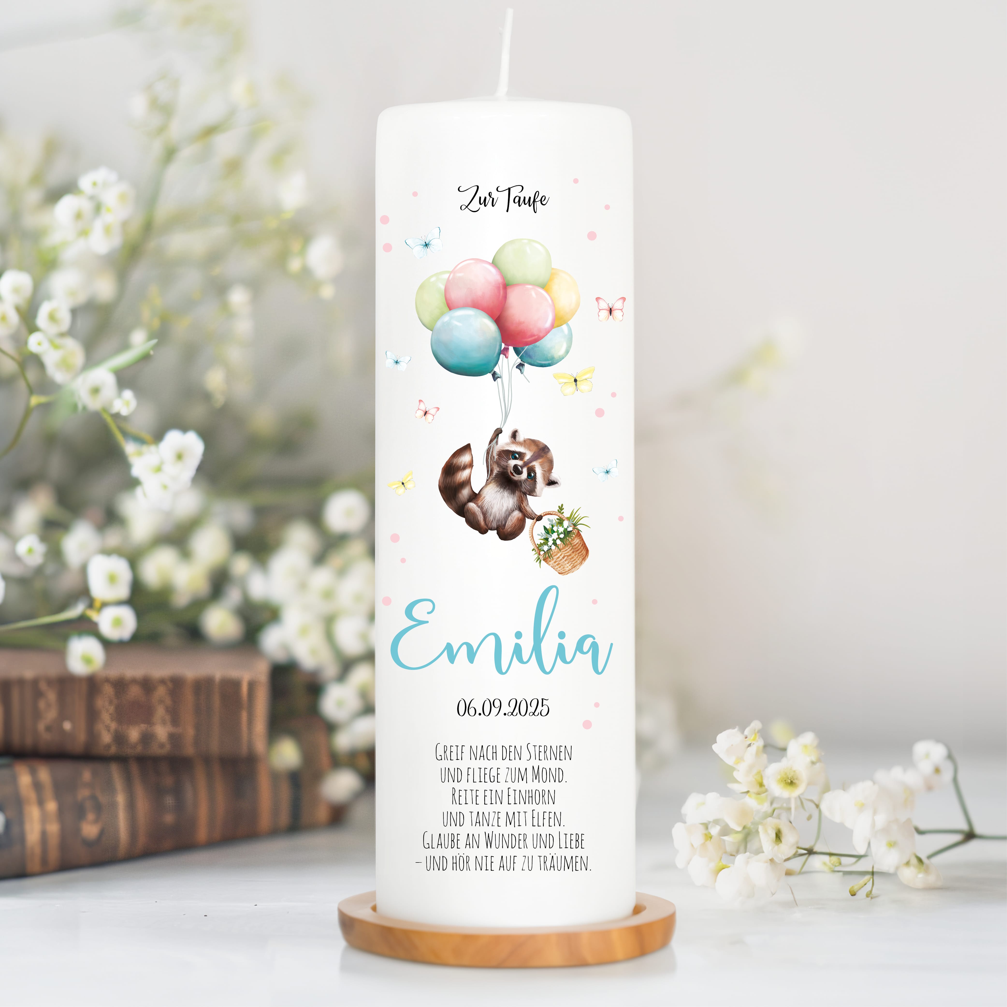 Auf dem Bild ist das Produkt: Taufkerze Junge Mädchen Baby Waschbär Ballon personalisierte Kerze zur Taufe mit Namen, Datum und eigenem, vorgegebenem oder keinem Taufspruch zum Preis von €6.4 abgebildet.