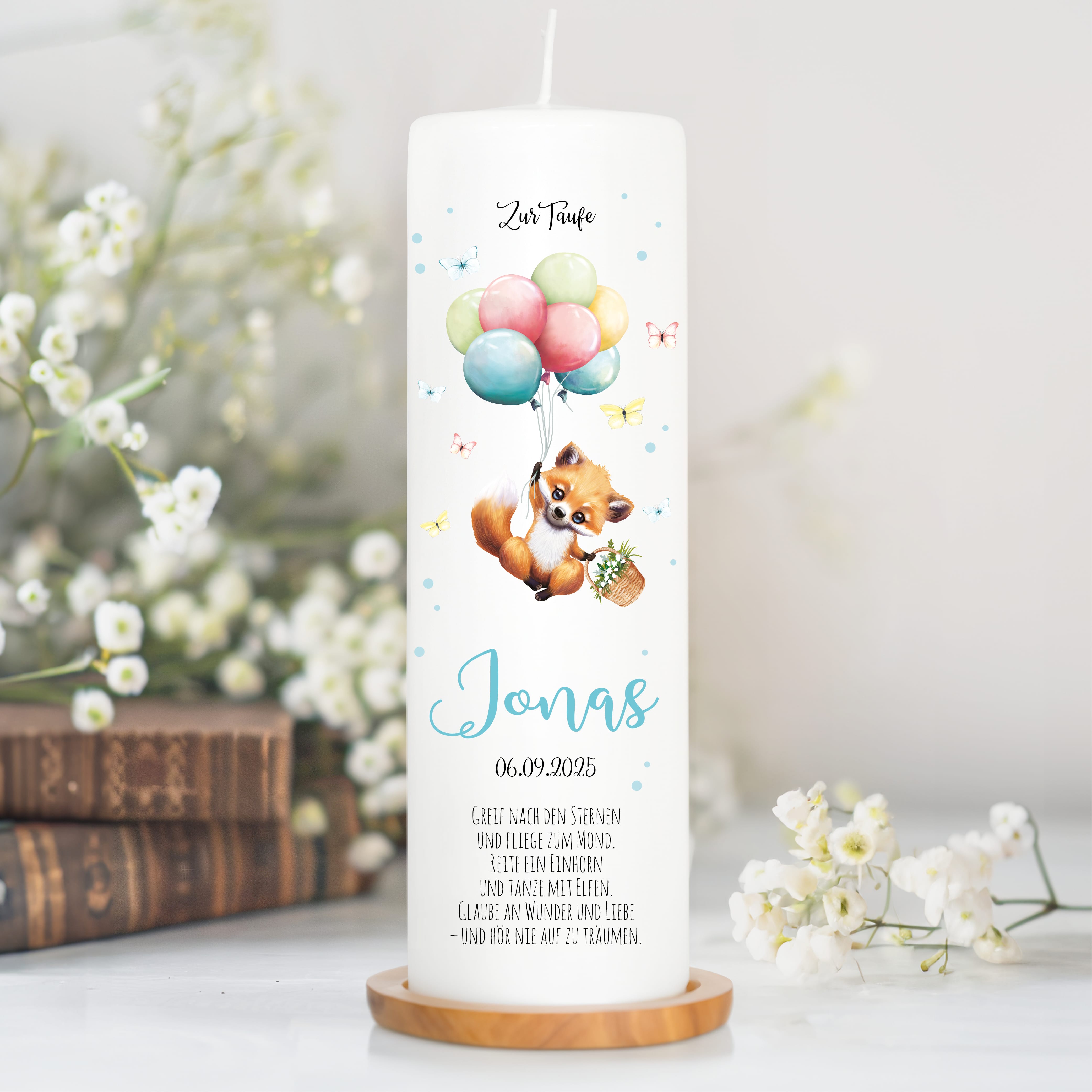 Auf dem Bild ist das Produkt: Taufkerze Junge Mädchen Fuchs Ballon Baby personalisierte Kerze zur Taufe mit Namen, Datum und eigenem, vorgegebenem oder keinem Taufspruch Taufgeschenk zum Preis von €5.90 abgebildet.