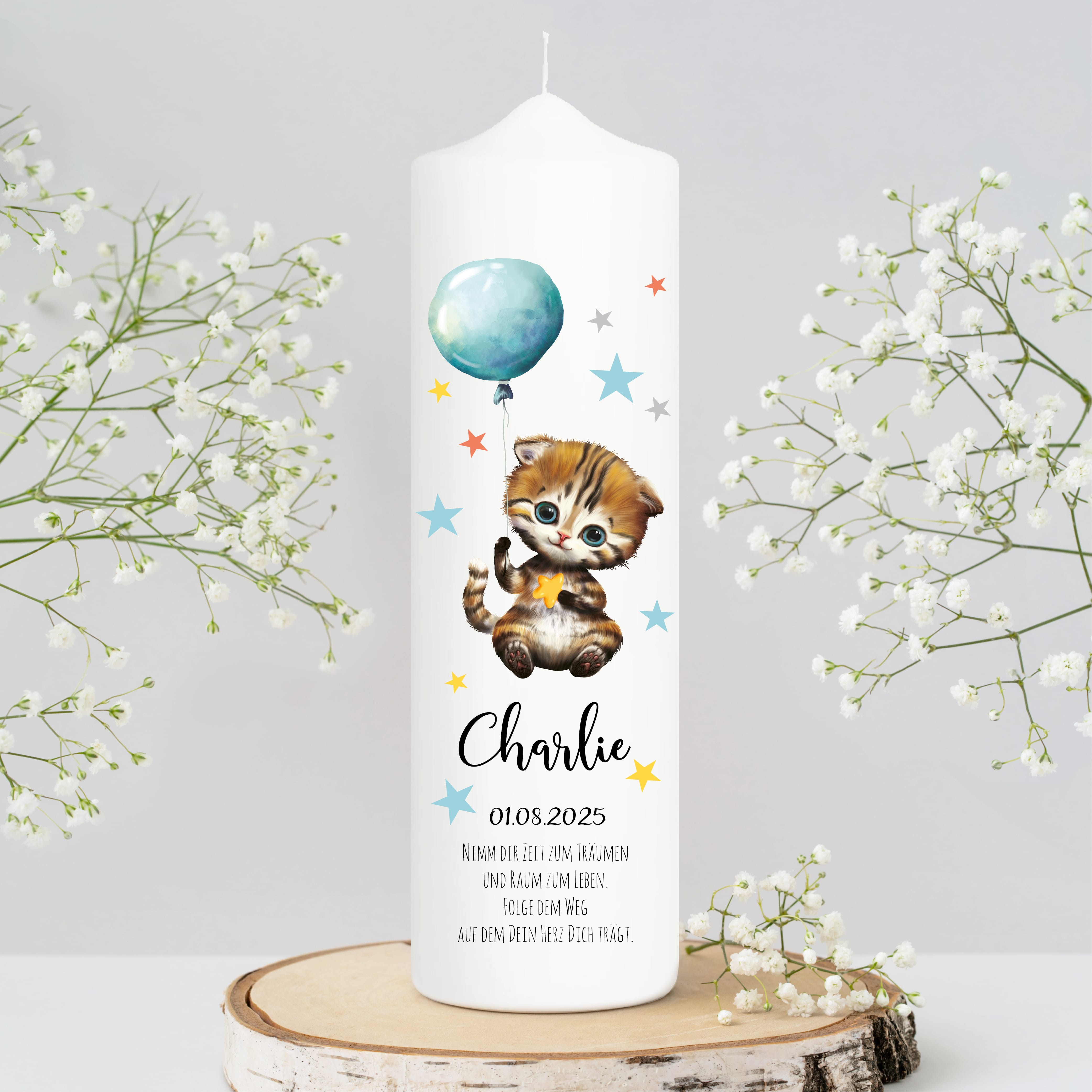 Auf dem Bild ist das Produkt: Taufkerze Junge Mädchen personalisiert Katze Ballon Baby Kerze zur Taufe mit Namen Datum Taufspruch zum Preis von €6.40 abgebildet.