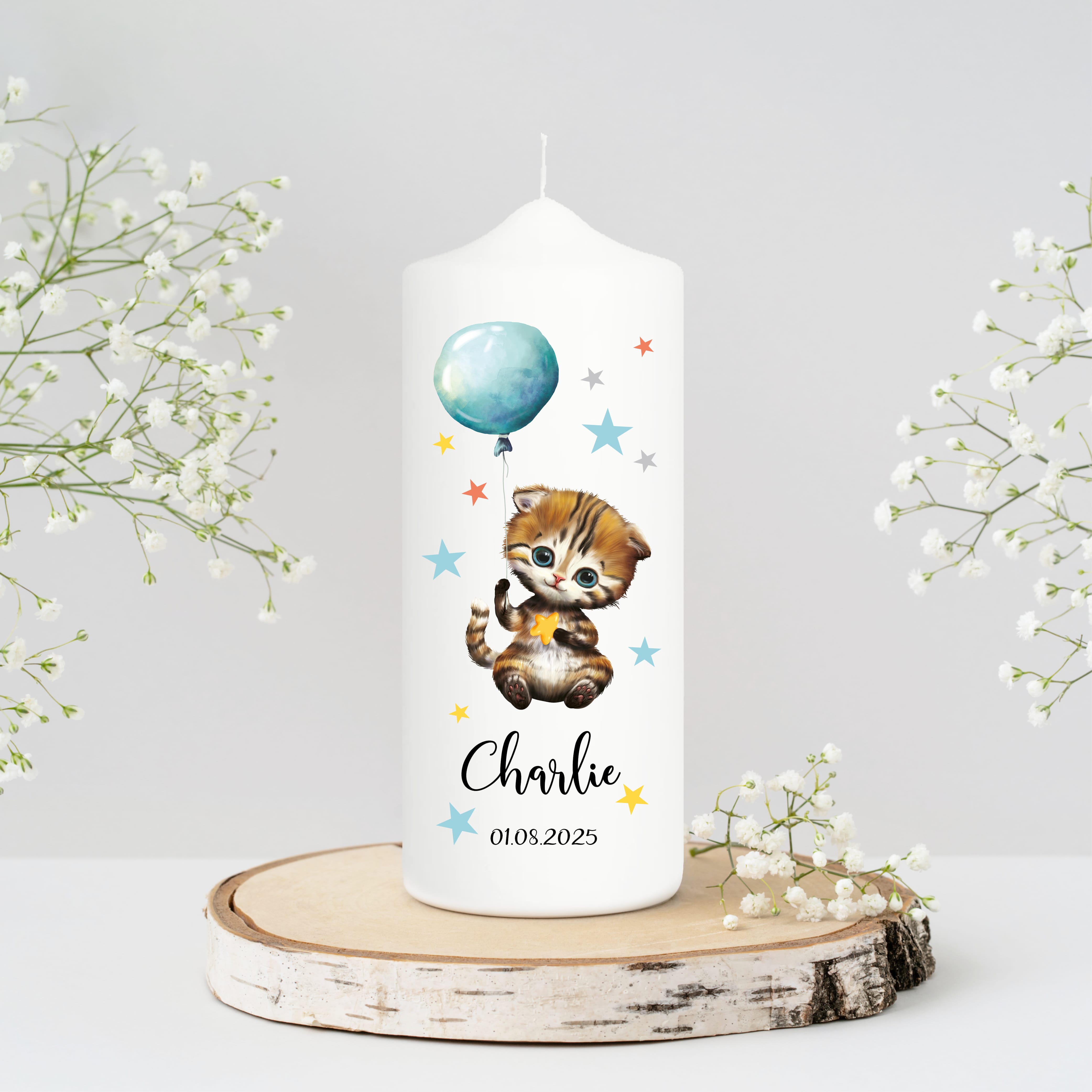 Auf dem Bild ist das Produkt: Taufkerze Junge Mädchen personalisiert Katze Ballon Baby Kerze zur Taufe mit Namen Datum Taufspruch zum Preis von €6.40 abgebildet.