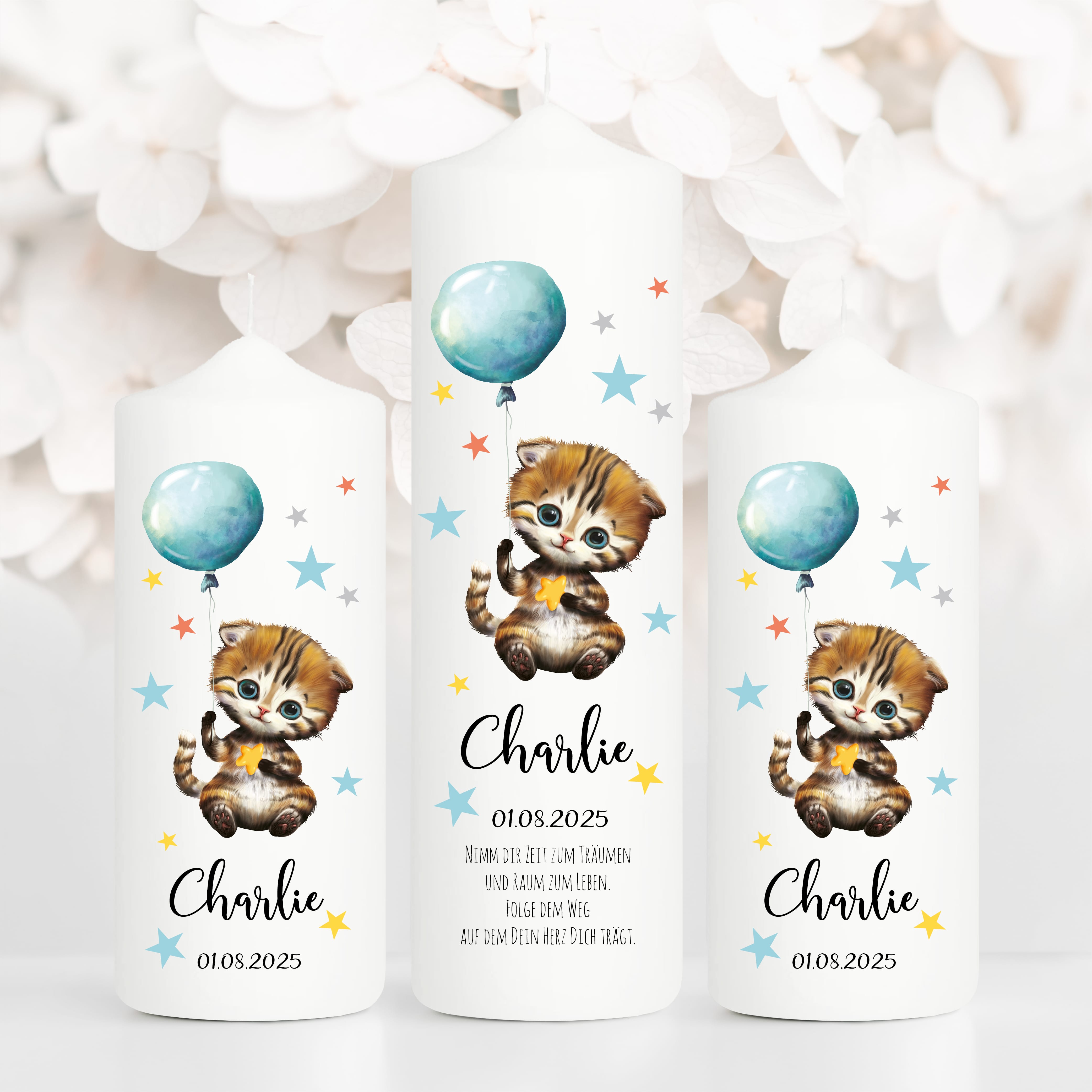 Auf dem Bild ist das Produkt: Taufkerze Junge Mädchen personalisiert Katze Ballon Baby Kerze zur Taufe mit Namen Datum Taufspruch zum Preis von €6.40 abgebildet.