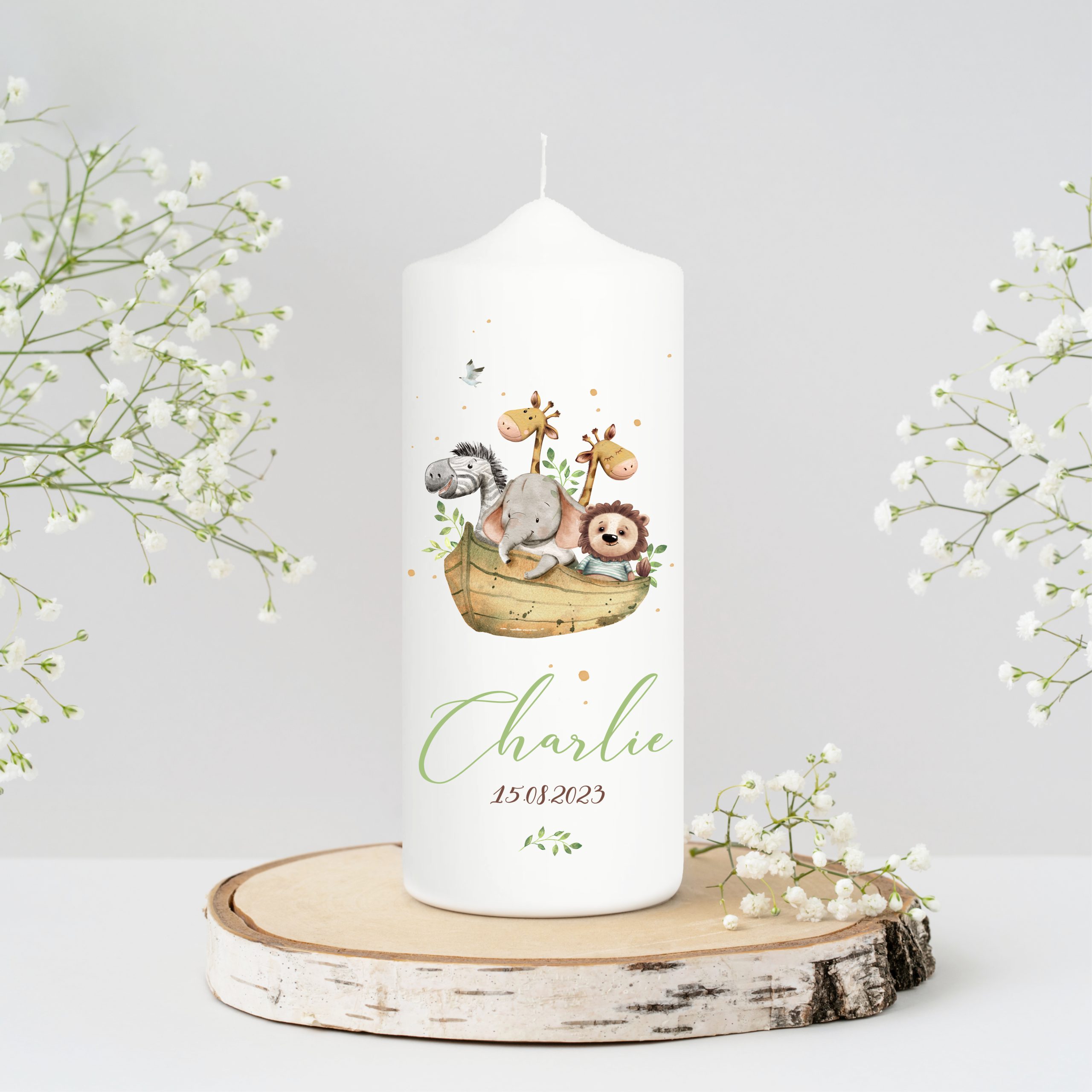 Auf dem Bild ist das Produkt: Taufkerze oder Kerze zur Geburt Junge Mädchen Arche Noah Tiere in einem Boot, pastell mit Namen, Datum und Spruch zum Preis von €6.4 abgebildet.
