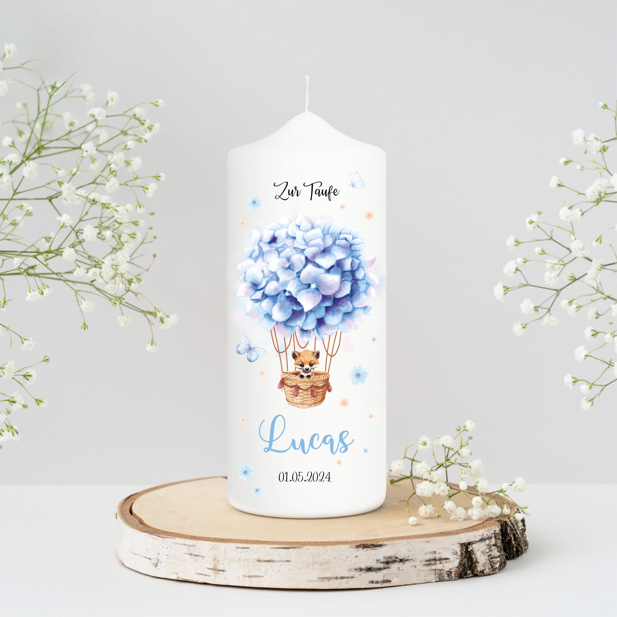 Auf dem Bild ist das Produkt: Taufkerze Junge Mädchen Heißluftballon Fuchs Blumen bedruckt personalisiert Kerze Kind Kirche zum Preis von €6.40 abgebildet.