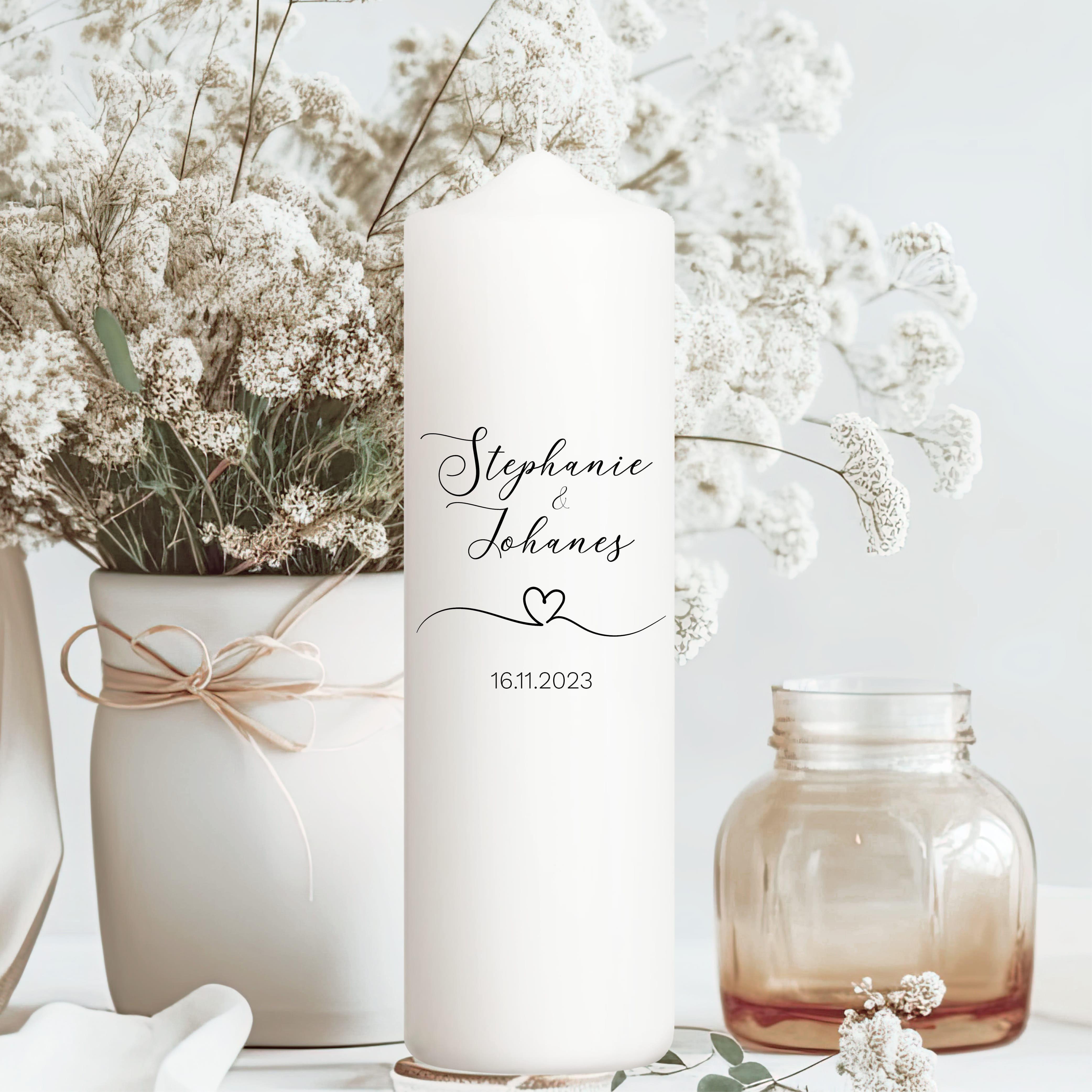 Auf dem Bild ist das Produkt: Hochzeitsgeschenk Kerze mit Namen, Datum und einem kleinen Herzen, Geschenk zur Hochzeit, Hochzeitskerze zum Preis von €5.90 abgebildet.