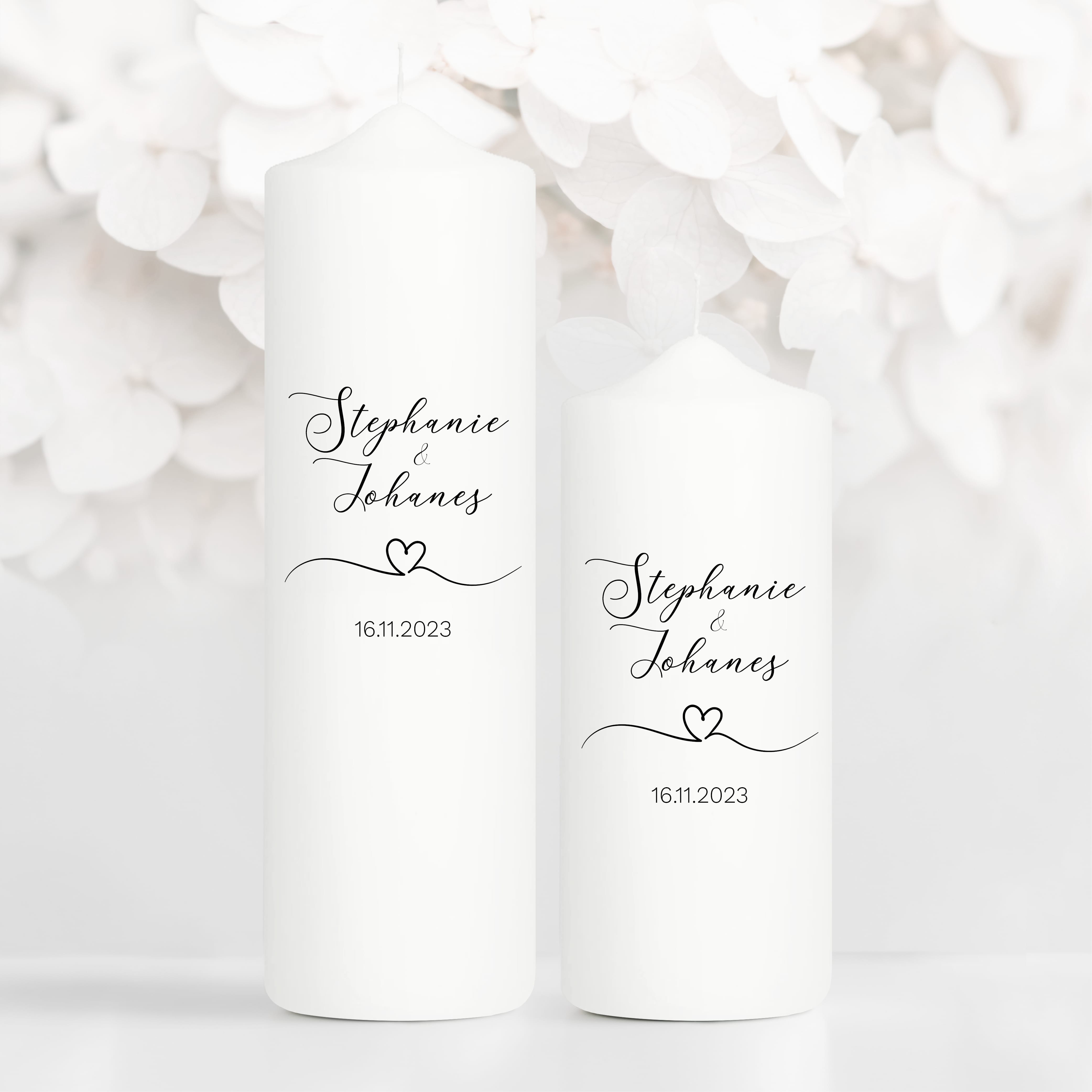 Auf dem Bild ist das Produkt: Hochzeitsgeschenk Kerze mit Namen, Datum und einem kleinen Herzen, Geschenk zur Hochzeit, Hochzeitskerze zum Preis von €5.90 abgebildet.