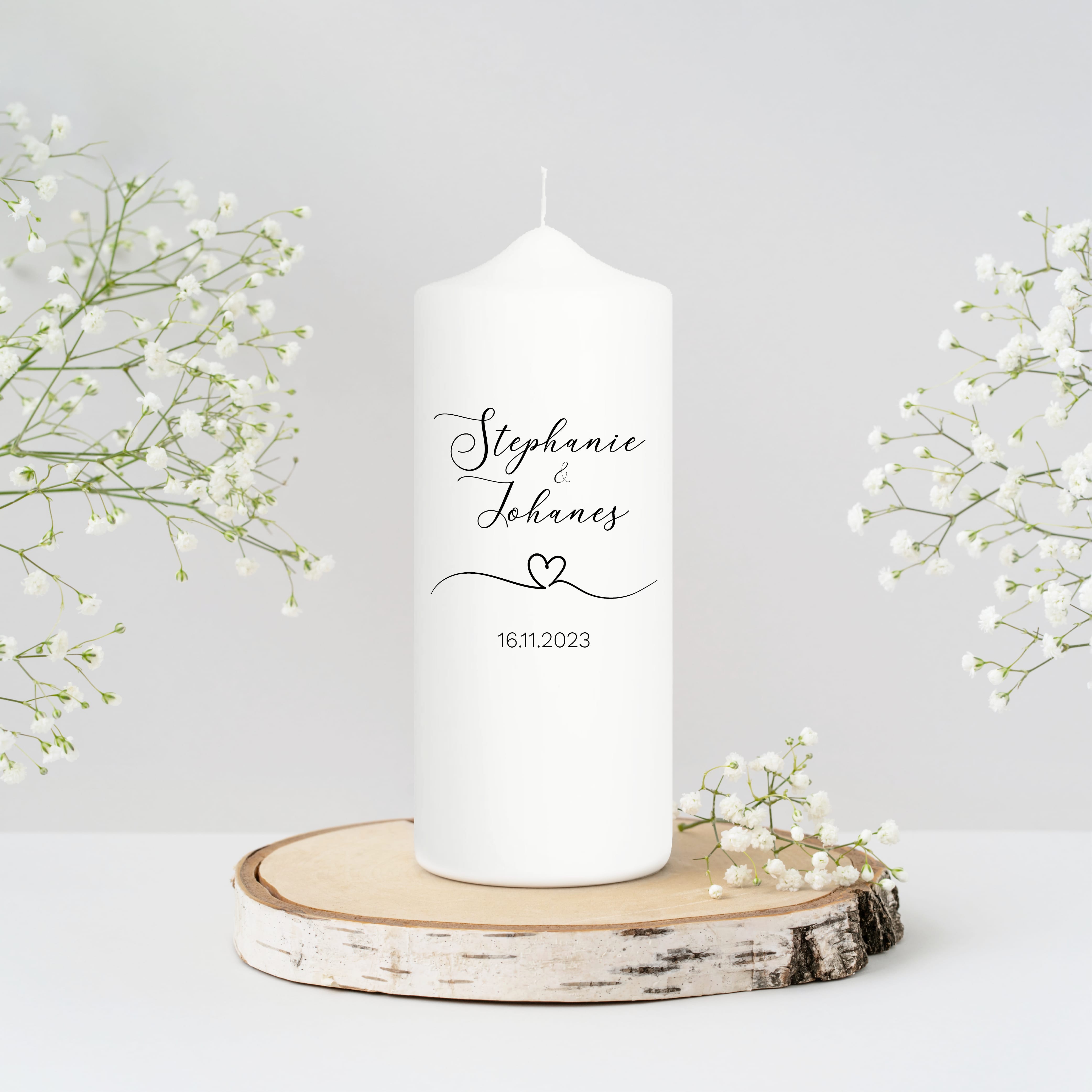 Auf dem Bild ist das Produkt: Hochzeitsgeschenk Kerze mit Namen, Datum und einem kleinen Herzen, Geschenk zur Hochzeit, Hochzeitskerze zum Preis von €5.90 abgebildet.