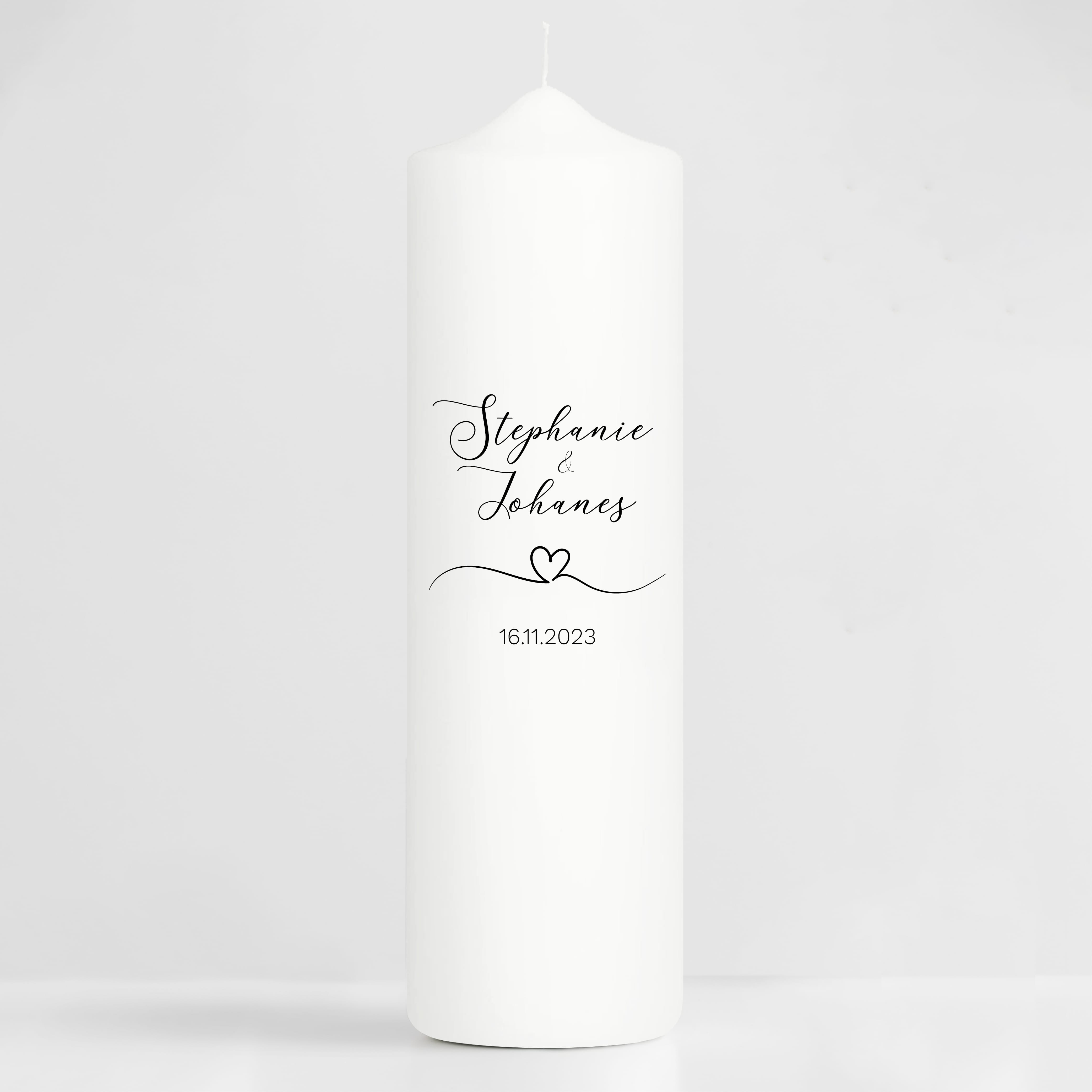 Auf dem Bild ist das Produkt: Hochzeitsgeschenk Kerze mit Namen, Datum und einem kleinen Herzen, Geschenk zur Hochzeit, Hochzeitskerze zum Preis von €5.90 abgebildet.