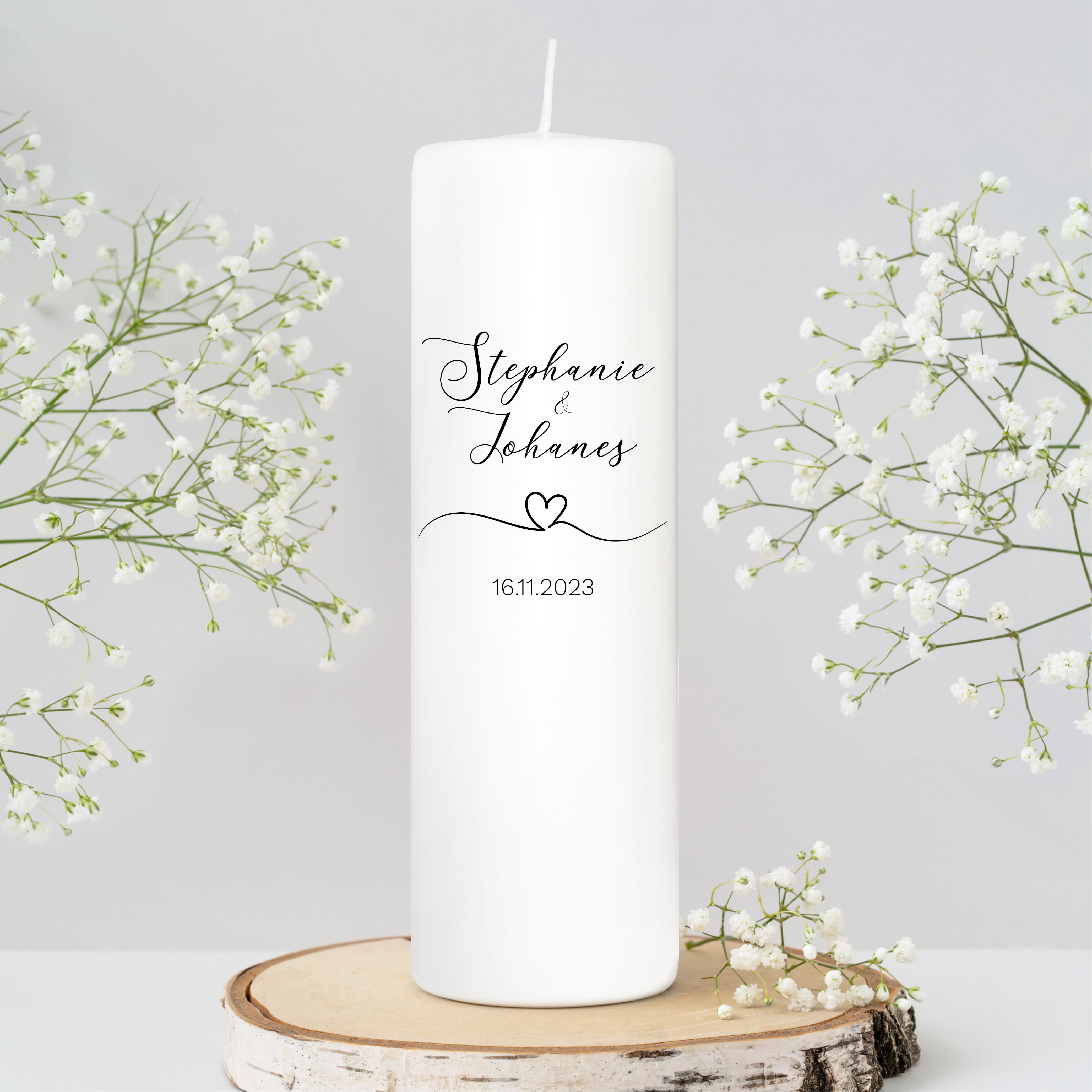 Auf dem Bild ist das Produkt: Hochzeitsgeschenk Kerze mit Namen, Datum und einem kleinen Herzen, Geschenk zur Hochzeit, Hochzeitskerze zum Preis von €5.90 abgebildet.