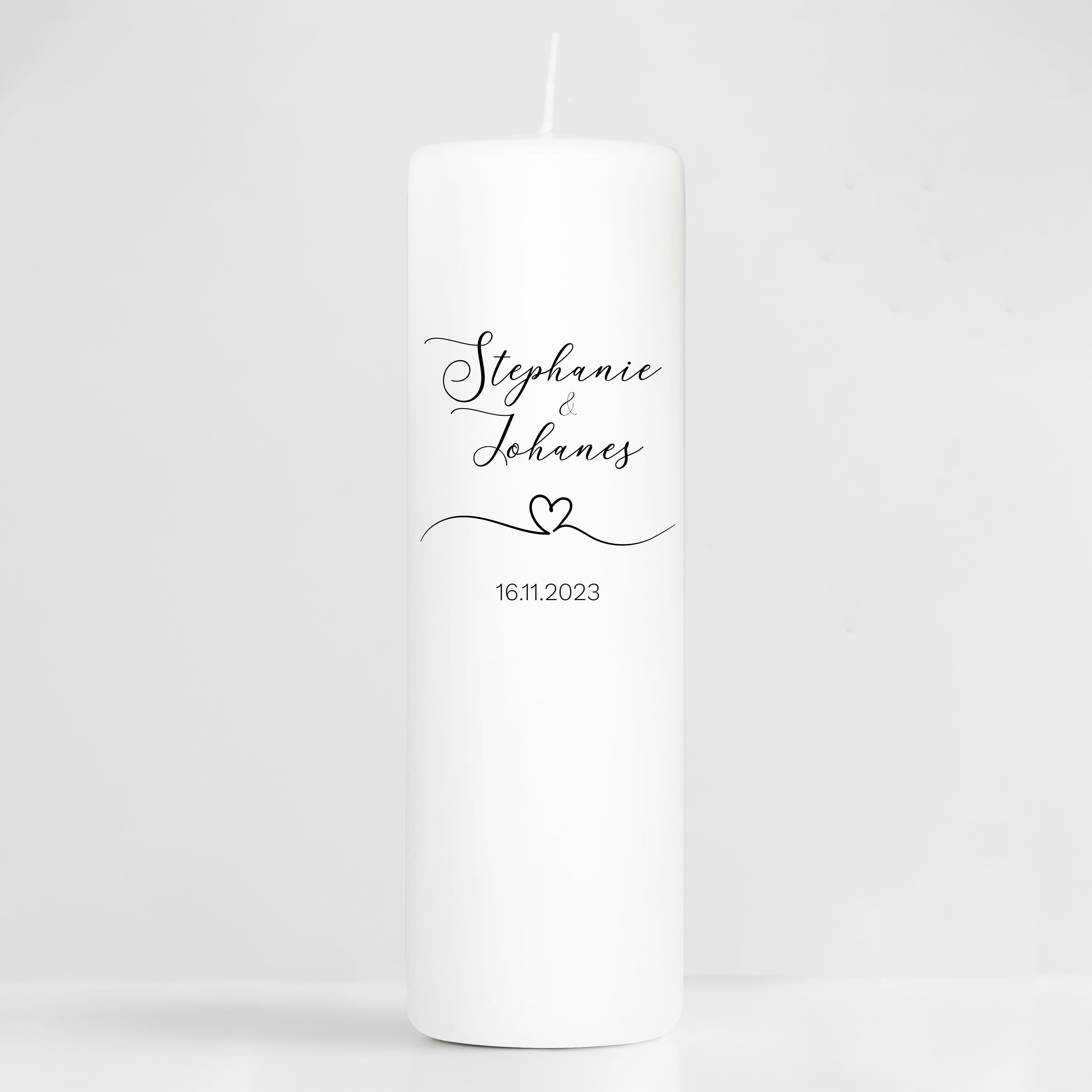 Auf dem Bild ist das Produkt: Hochzeitsgeschenk Kerze mit Namen, Datum und einem kleinen Herzen, Geschenk zur Hochzeit, Hochzeitskerze zum Preis von €5.90 abgebildet.