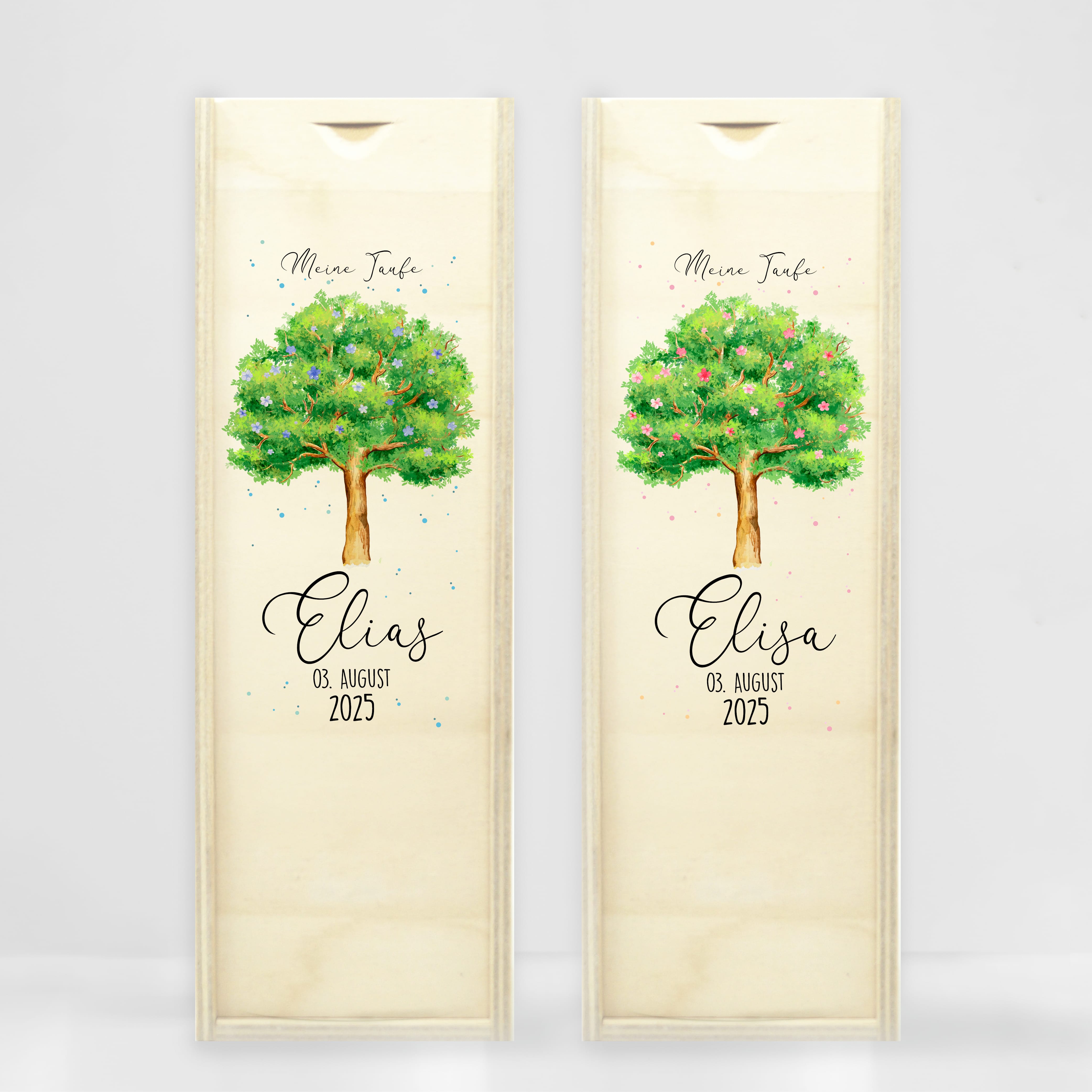 Auf dem Bild ist das Produkt: Taufkerze Junge/ Mädchen Lebensbaum Baum mit Blüten bedruckt mit Namen, Datum und auf Wunsch eigenem, vorgegebenem oder keinem Taufspruch zum Preis von €6.4 abgebildet.