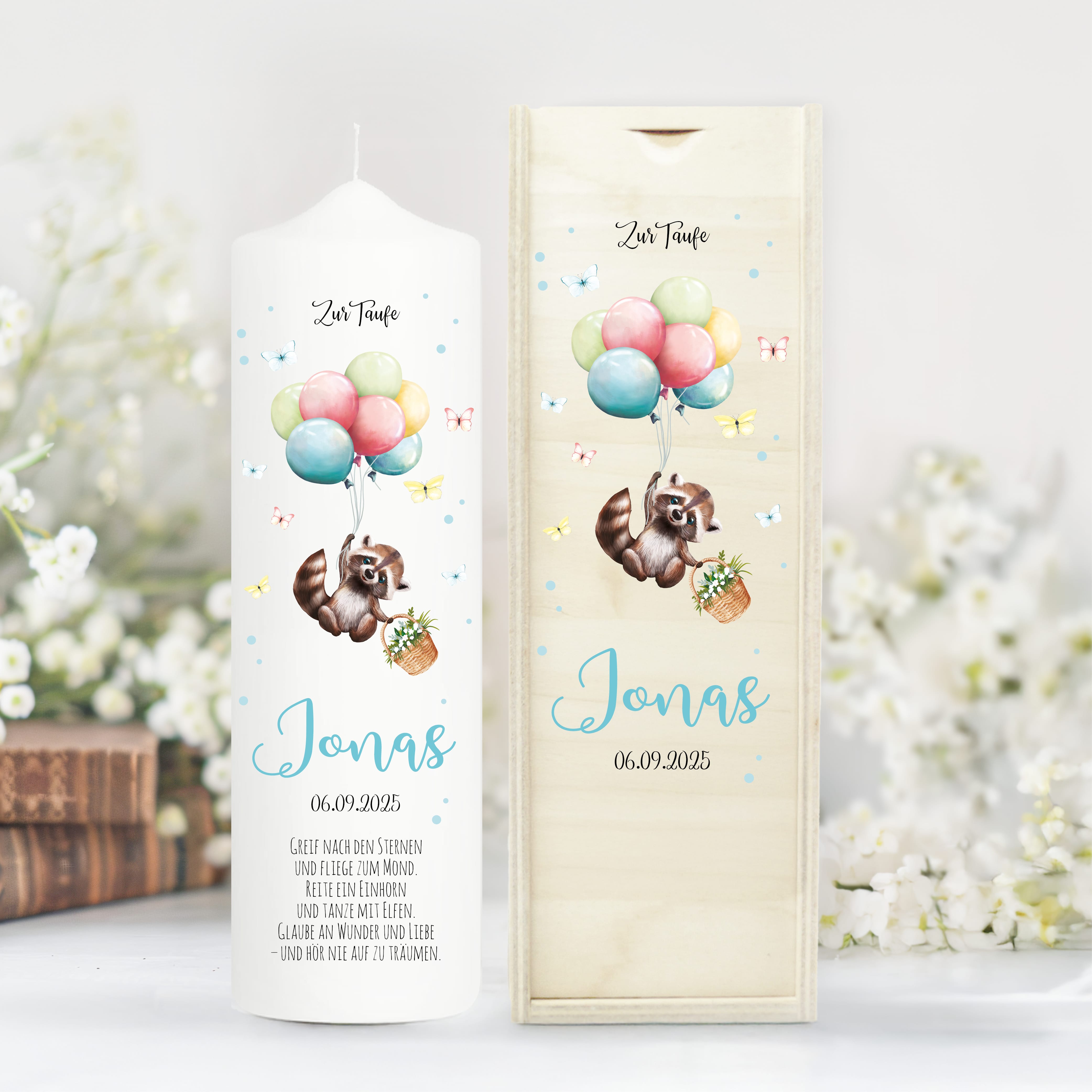 Auf dem Bild ist das Produkt: Taufkerze Junge Mädchen Baby Waschbär Ballon personalisierte Kerze zur Taufe mit Namen, Datum und eigenem, vorgegebenem oder keinem Taufspruch zum Preis von €6.4 abgebildet.