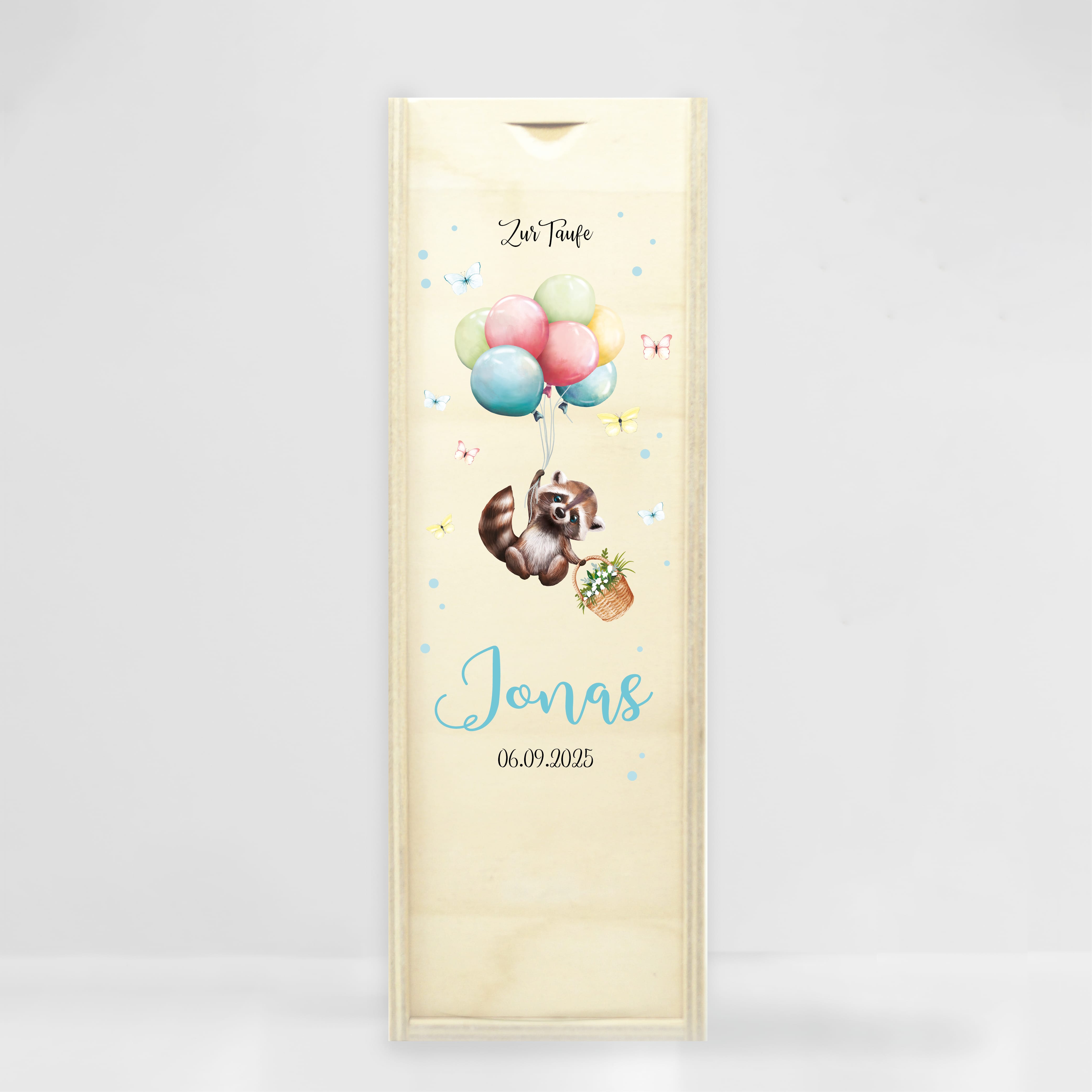 Auf dem Bild ist das Produkt: Taufkerze Junge Mädchen Baby Waschbär Ballon personalisierte Kerze zur Taufe mit Namen, Datum und eigenem, vorgegebenem oder keinem Taufspruch zum Preis von €6.4 abgebildet.