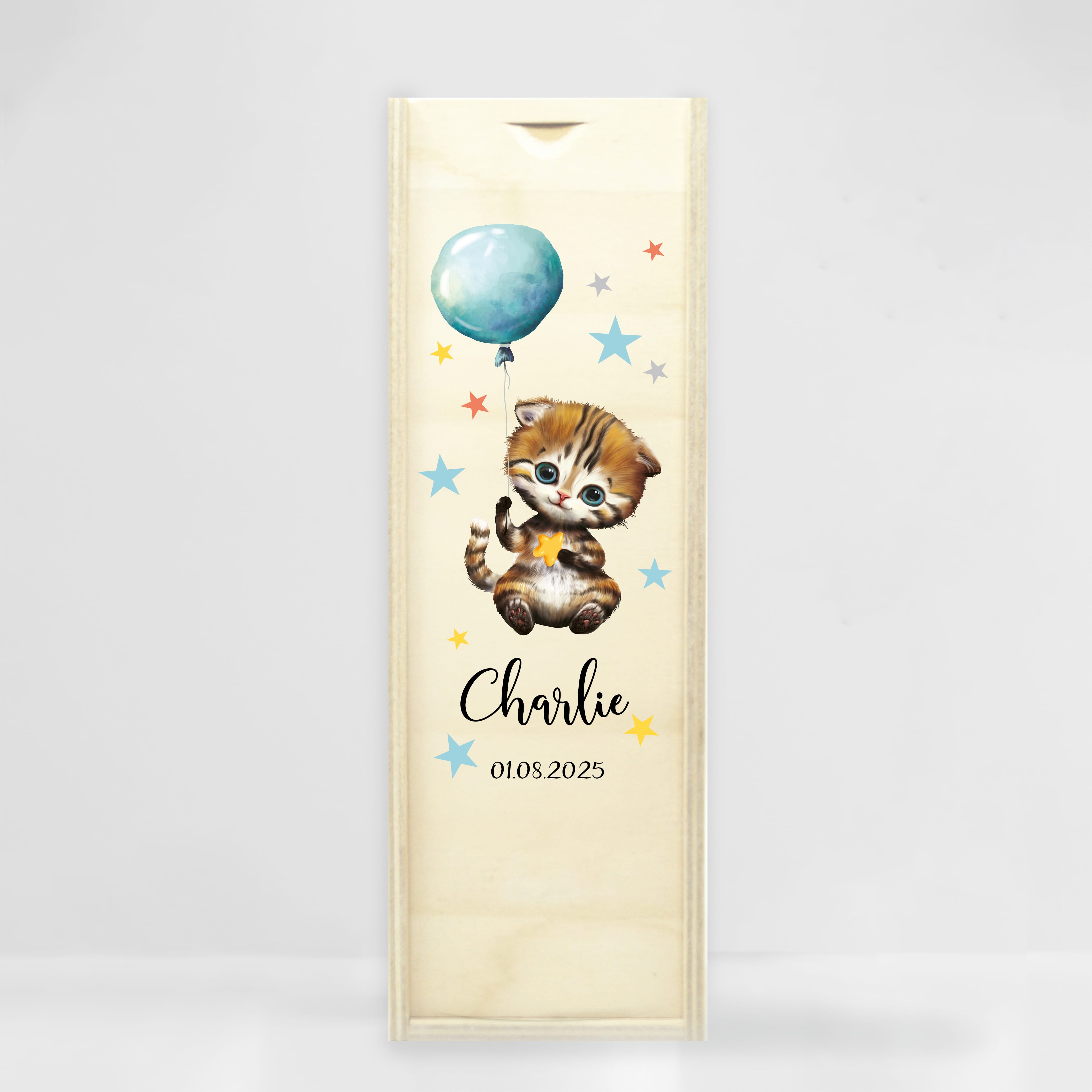 Auf dem Bild ist das Produkt: Taufkerze Junge Mädchen personalisiert Katze Ballon Baby Kerze zur Taufe mit Namen Datum Taufspruch zum Preis von €6.40 abgebildet.