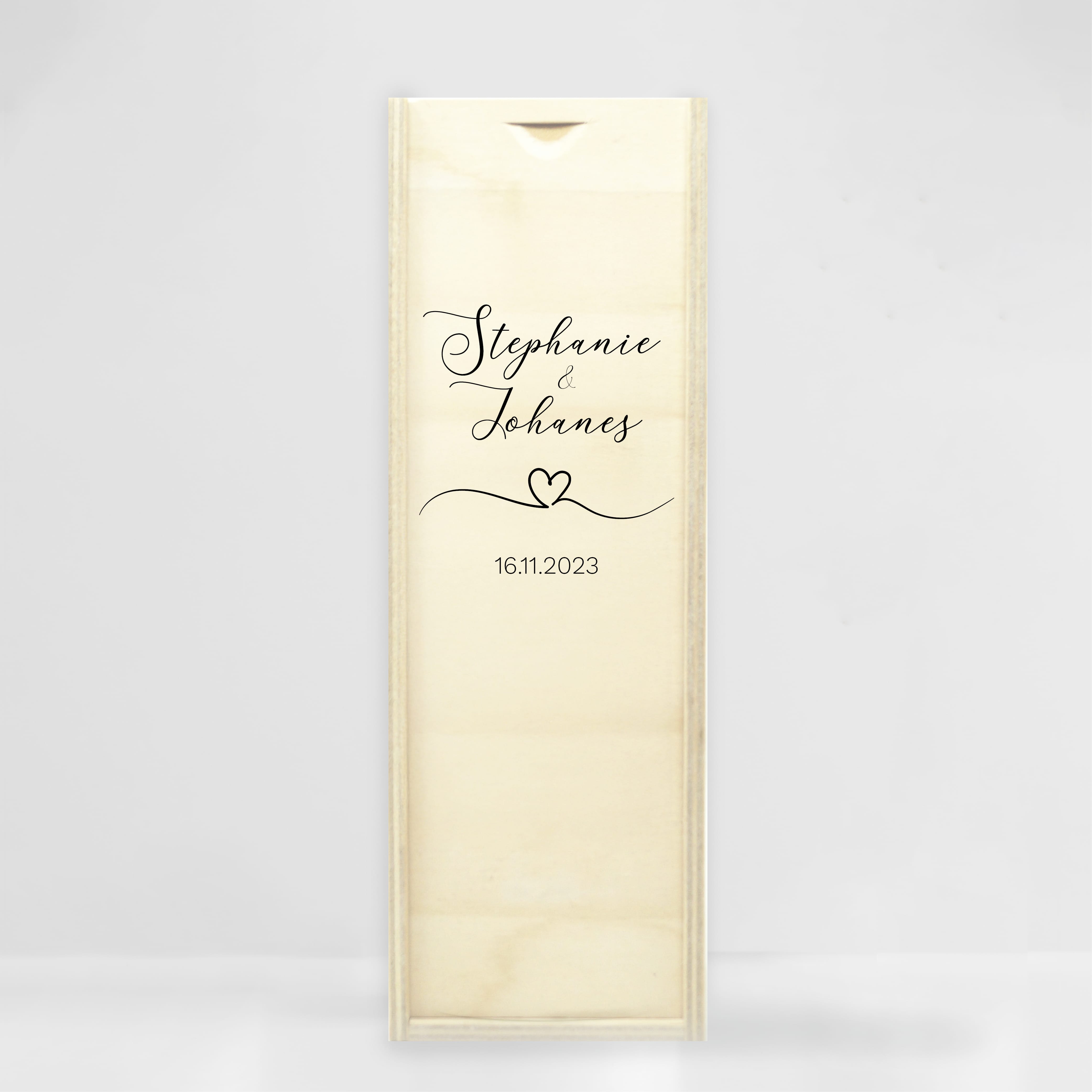 Auf dem Bild ist das Produkt: Hochzeitsgeschenk Kerze mit Namen, Datum und einem kleinen Herzen, Geschenk zur Hochzeit, Hochzeitskerze zum Preis von €5.90 abgebildet.