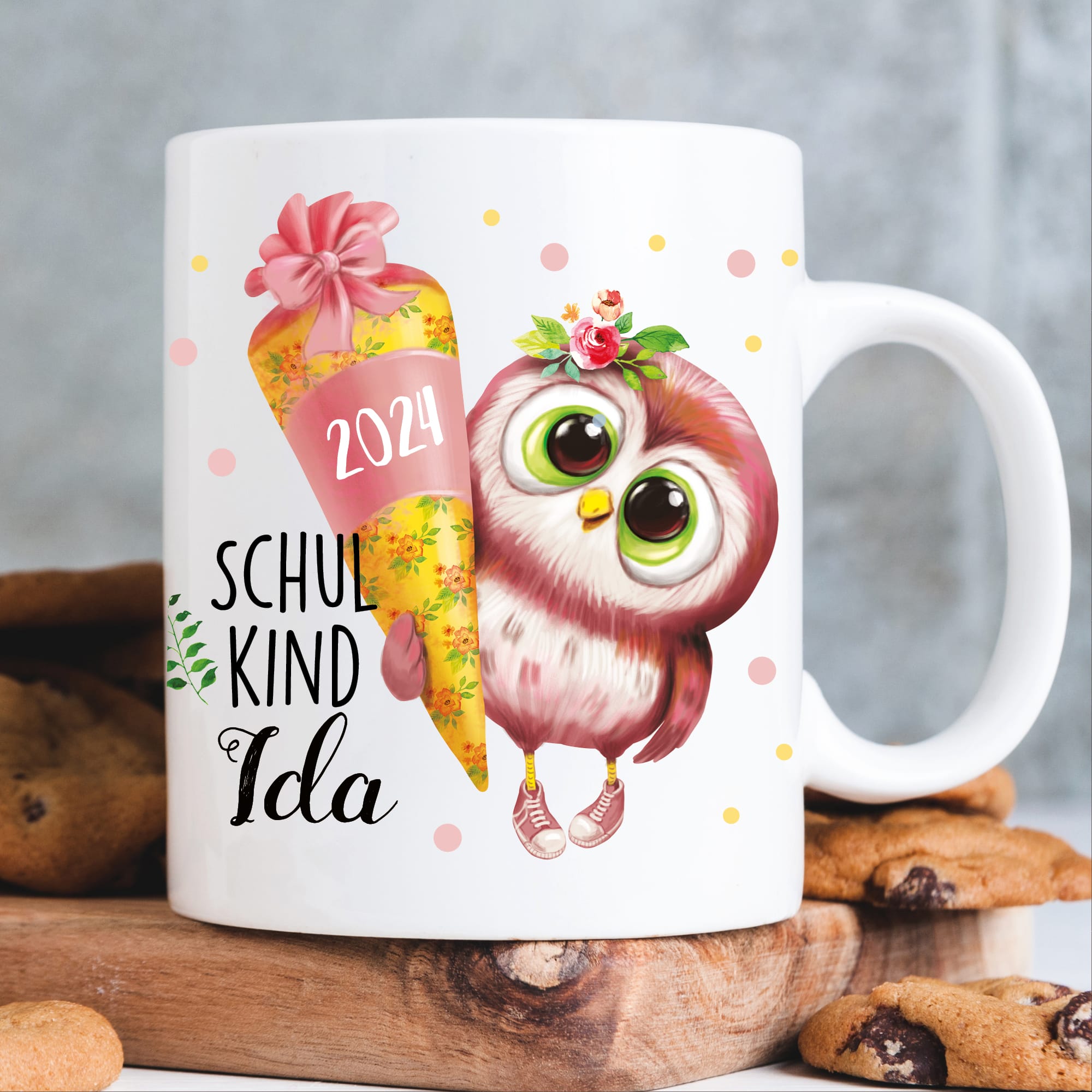Auf dem Bild ist das Produkt: Tasse aus Keramik oder Kunststoff bedruckt Eule Mädchen Schulkind Schultüte personalisiert mit Wunschnamen zum Preis von €16.9 abgebildet.