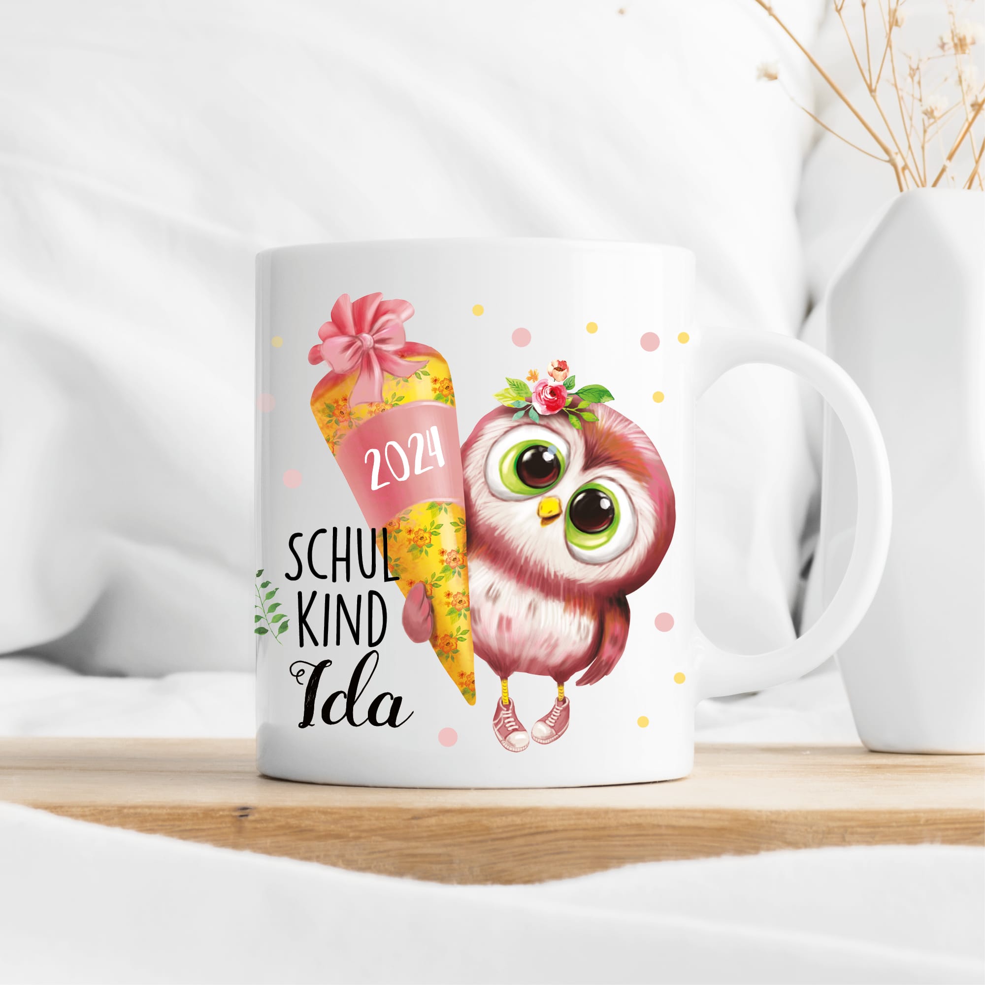 Auf dem Bild ist das Produkt: Tasse aus Keramik oder Kunststoff bedruckt Eule Mädchen Schulkind Schultüte personalisiert mit Wunschnamen zum Preis von €16.9 abgebildet.