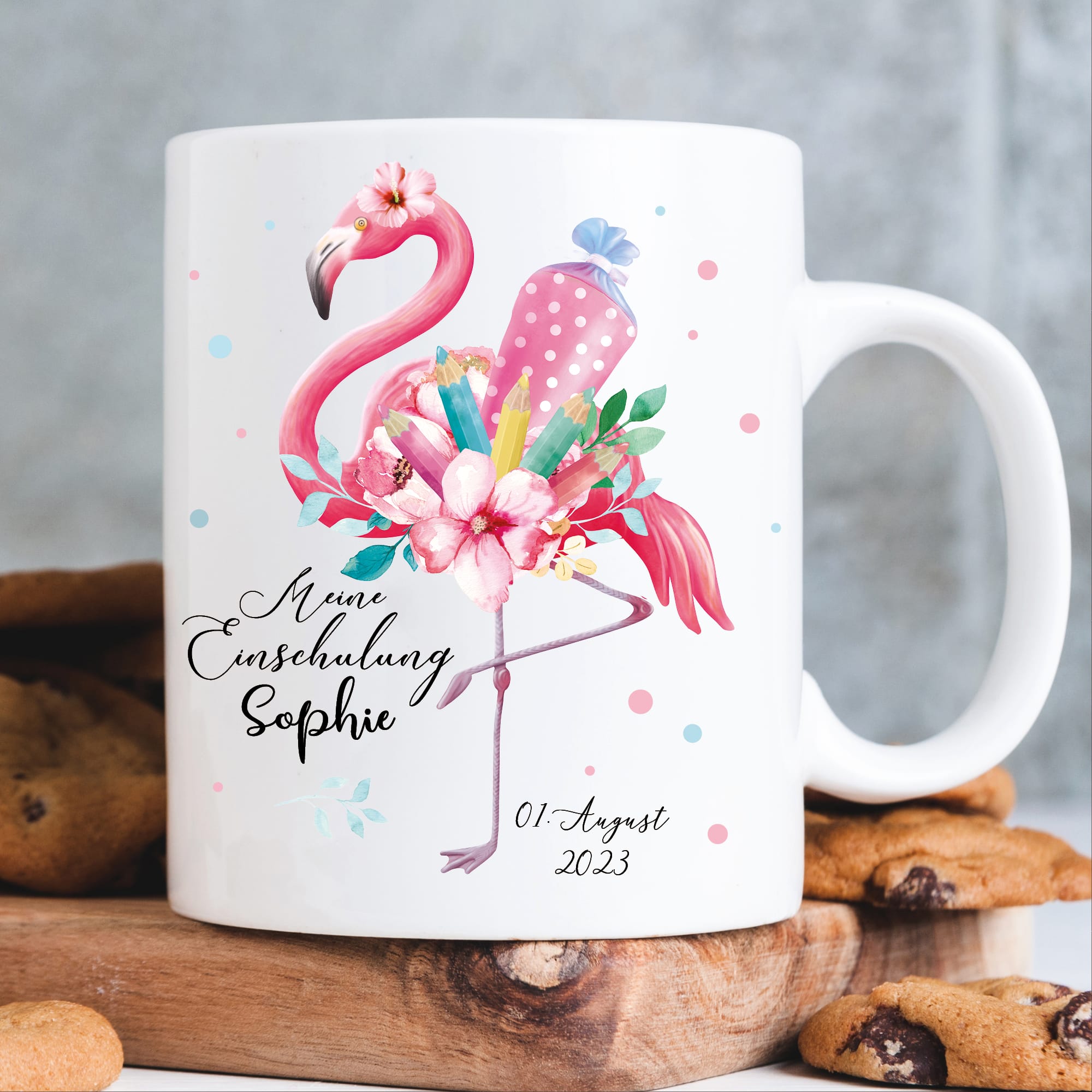 Auf dem Bild ist das Produkt: Tasse aus Keramik oder Kunststoff bedruckt Flamingo Schultüte Stifte Blüten personalisiert mit Wunschnamen und Datum zum Preis von €16.9 abgebildet.
