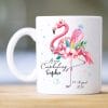 Tasse aus Keramik oder Kunststoff bedruckt Flamingo Schultüte Stifte Blüten personalisiert mit Wunschnamen und Datum Auf dem Bild ist das Produkt: Tasse aus Keramik oder Kunststoff bedruckt Flamingo Schultüte Stifte Blüten personalisiert mit Wunschnamen und Datum zum Preis von €16.9 abgebildet.